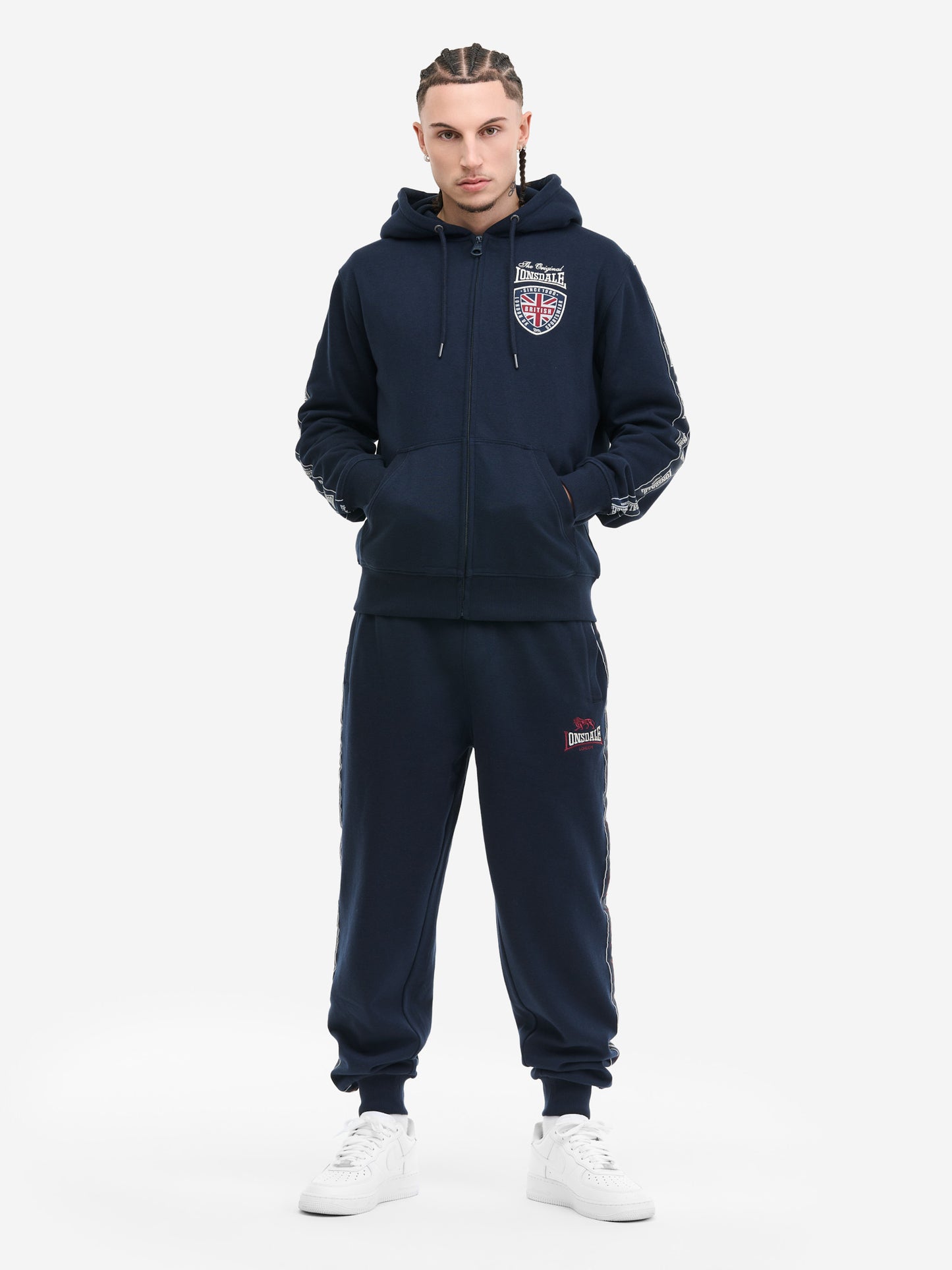 Schwarze Lonsdale Herren Sweatjacke mit roter Logo-Stickerei, Patch auf der Brust und Logo-Tape an den Ärmeln.