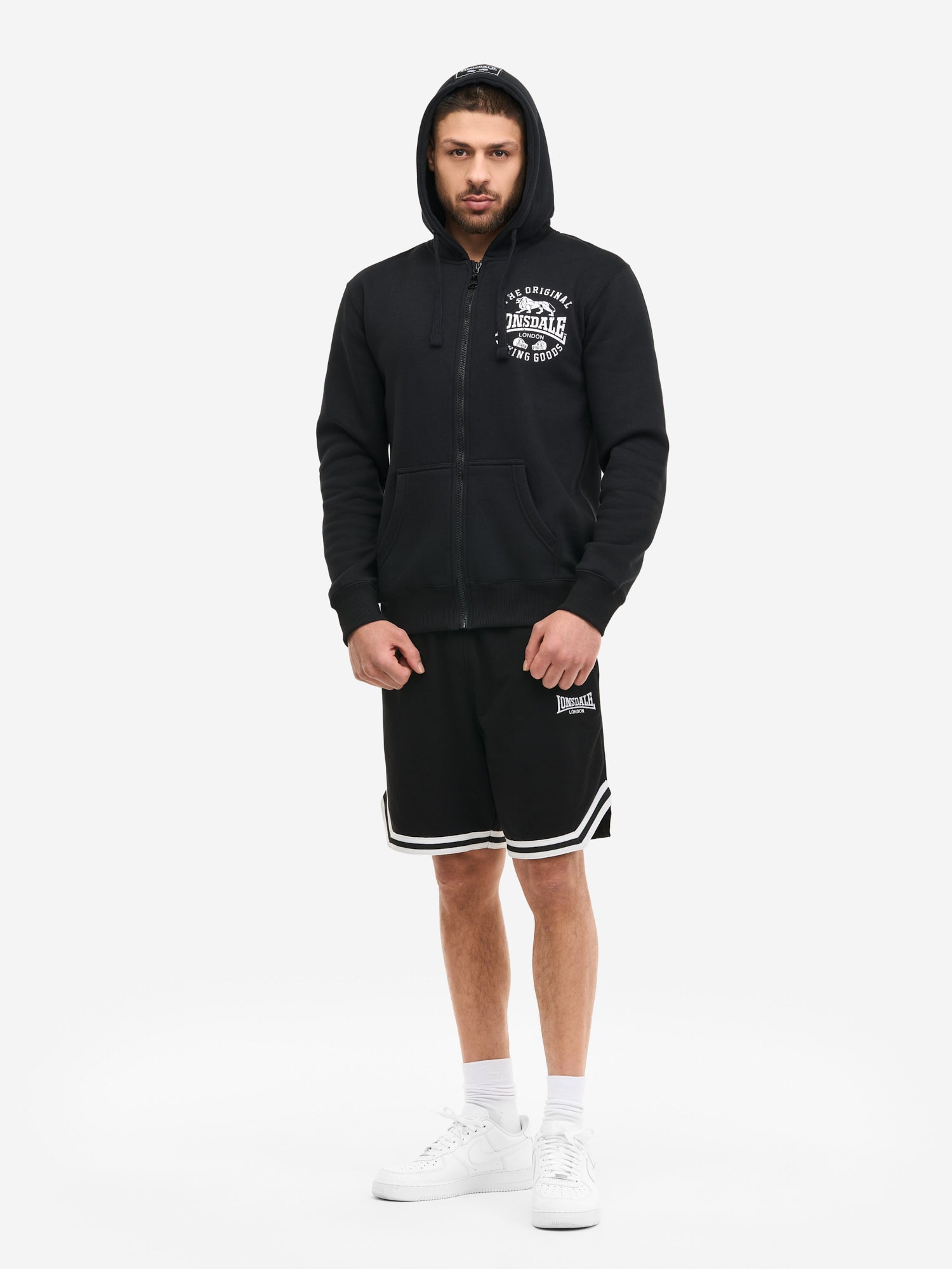 Schwarze Lonsdale Kapuzenjacke mit Reissverschluss, kleinem Logo-Print auf der Brust und Kängurutaschen.