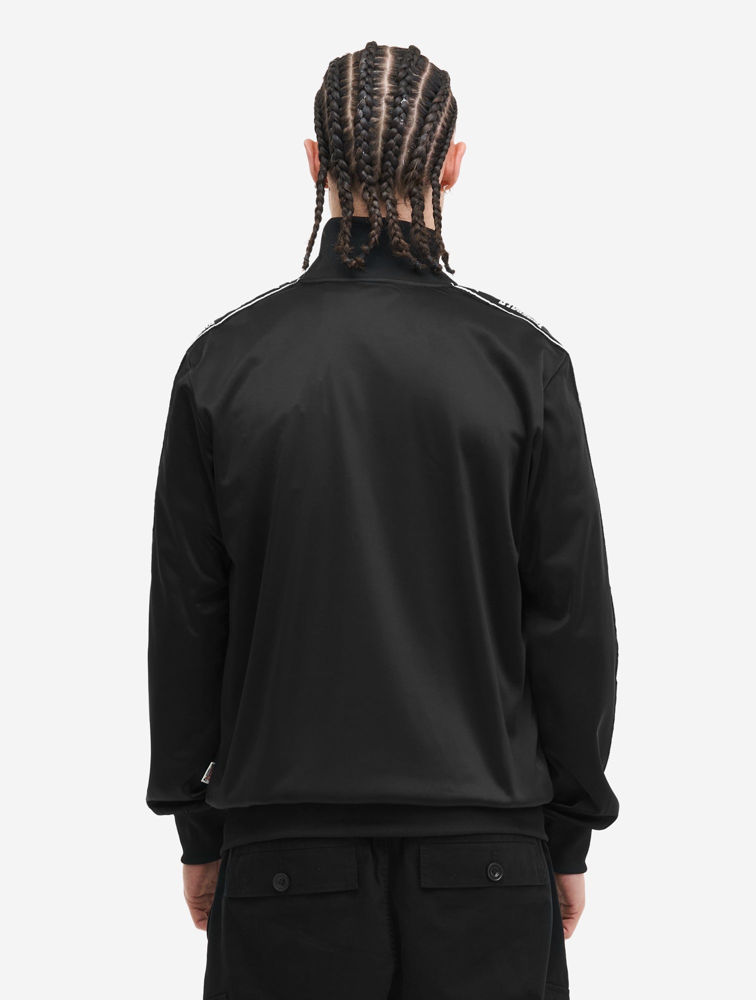 Rückseite der schwarzen Lonsdale Trainingsjacke in normaler Passform aus glattem Trikot-Fleece.