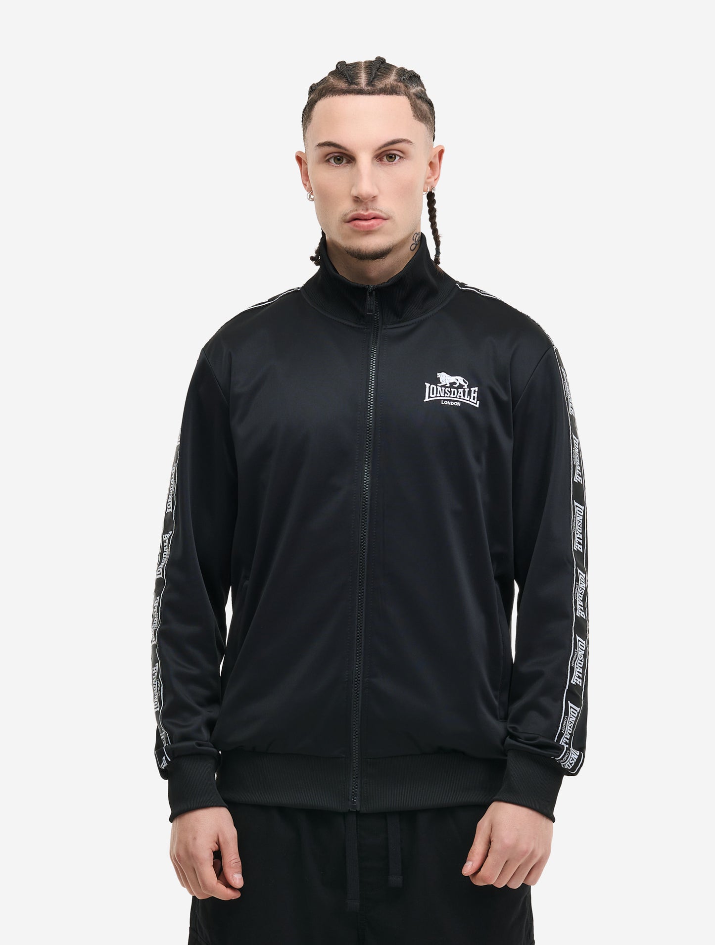 Schwarze Lonsdale Herren-Trainingsjacke mit Logo-Stickerei auf der Brust und durchgehendem Reissverschluss.