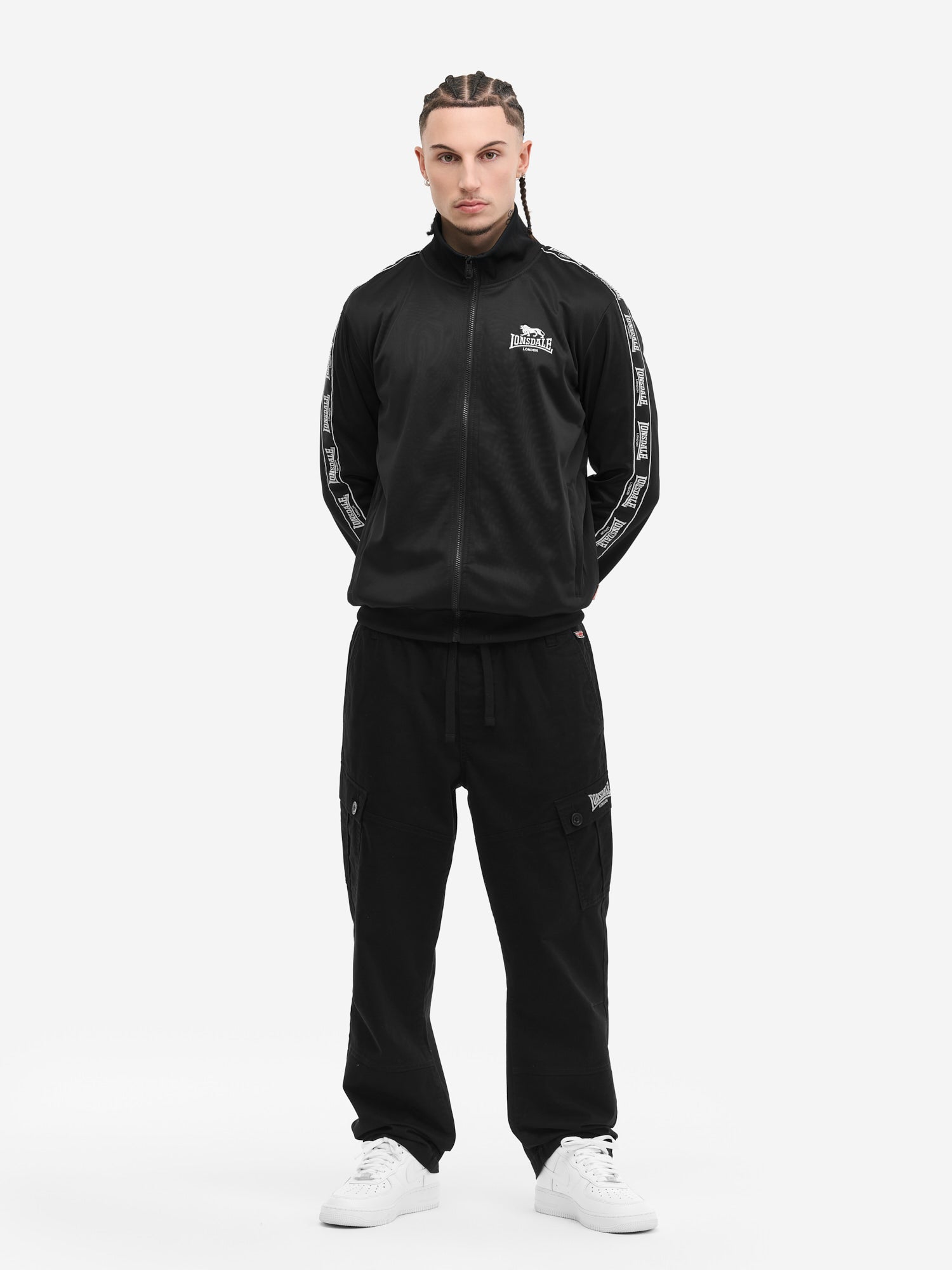 Schwarze Lonsdale Herren-Trainingsjacke mit Logo-Stickerei auf der Brust und durchgehendem Reissverschluss.
