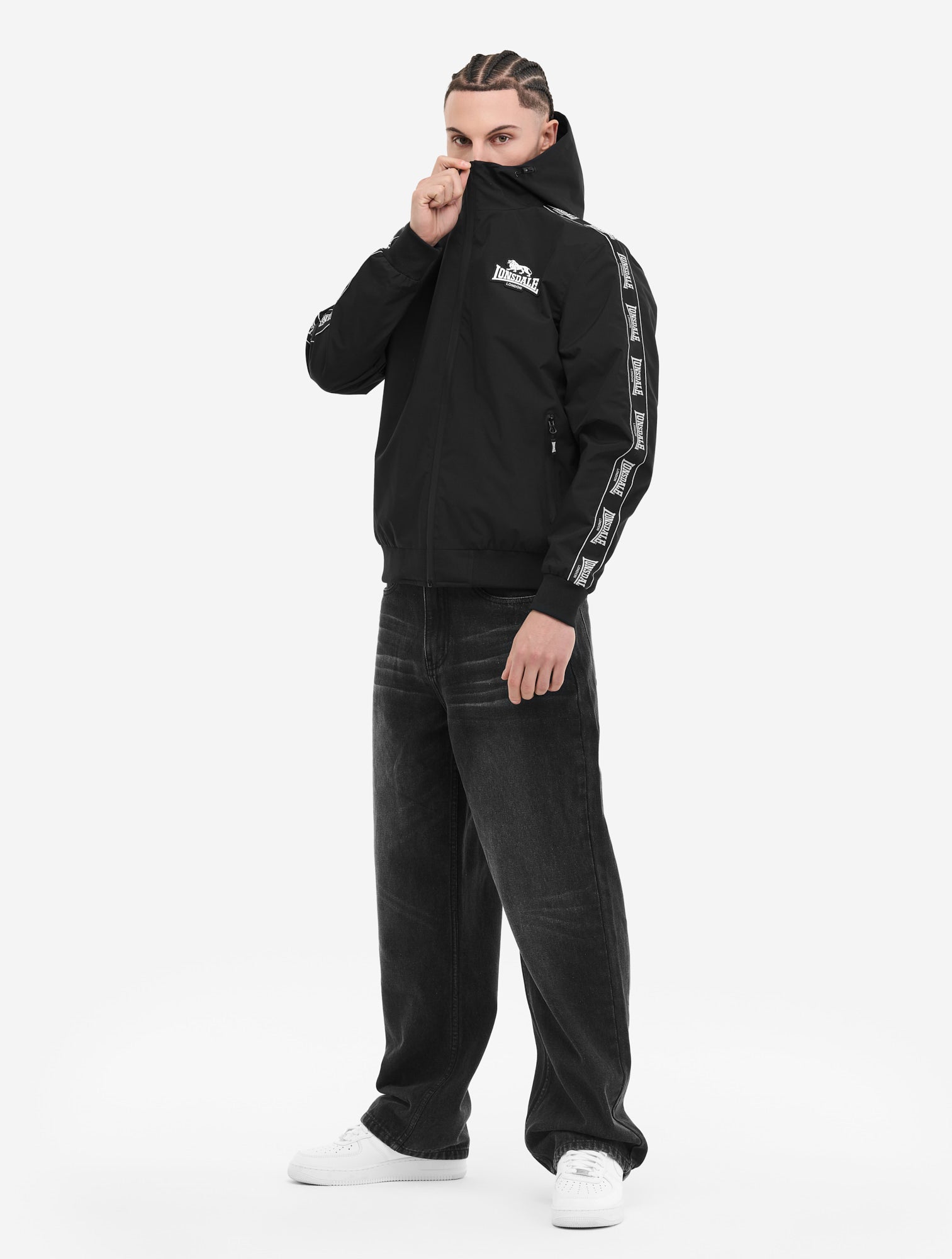 Lonsdale Herren Kapuzenjacke in Schwarz, normale Passform, mit Reissverschluss und Logo-Badge auf der Brust.