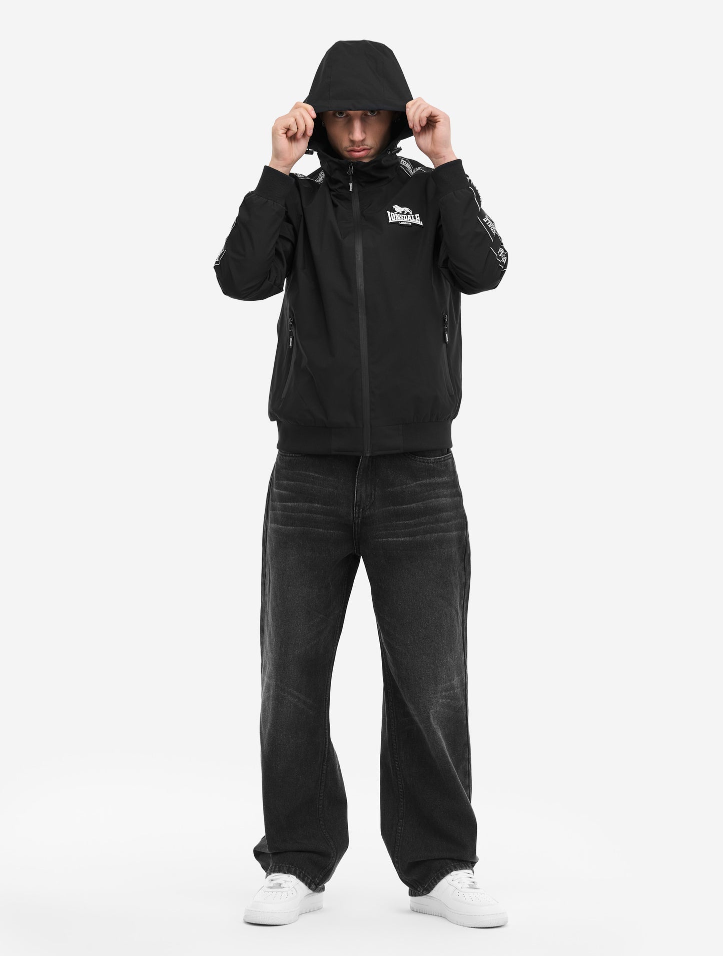 Lonsdale Herren Kapuzenjacke in Schwarz, normale Passform, mit Reissverschluss und Logo-Badge auf der Brust.