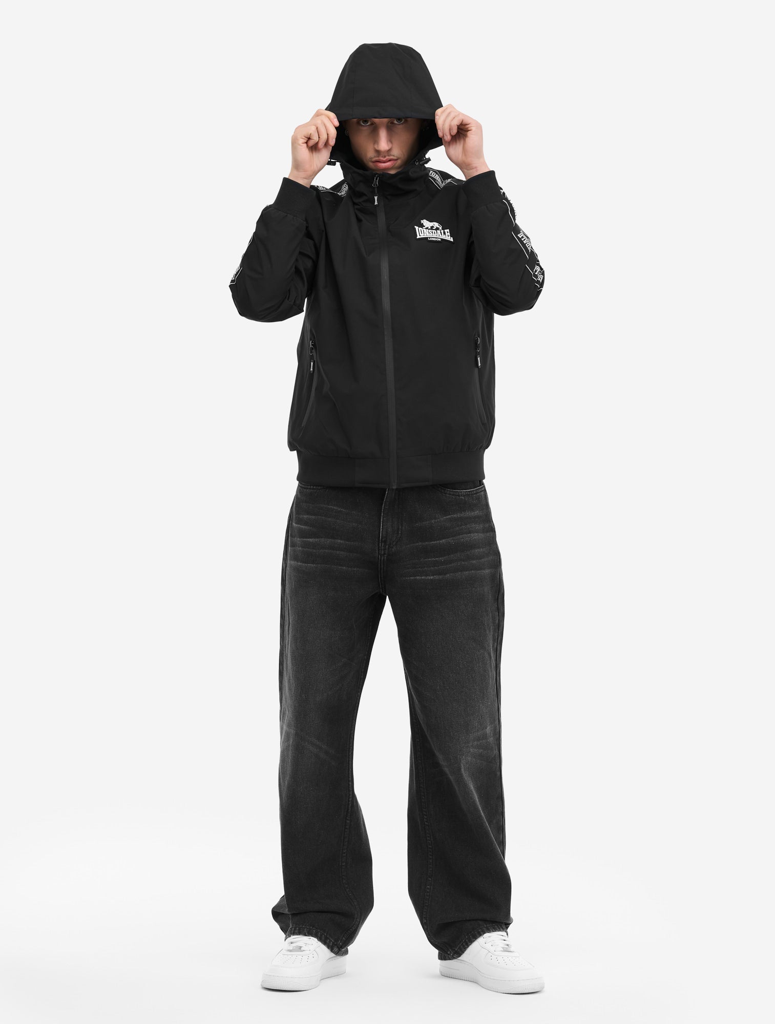 Lonsdale Herren Kapuzenjacke in Schwarz, normale Passform, mit Reissverschluss und Logo-Badge auf der Brust.