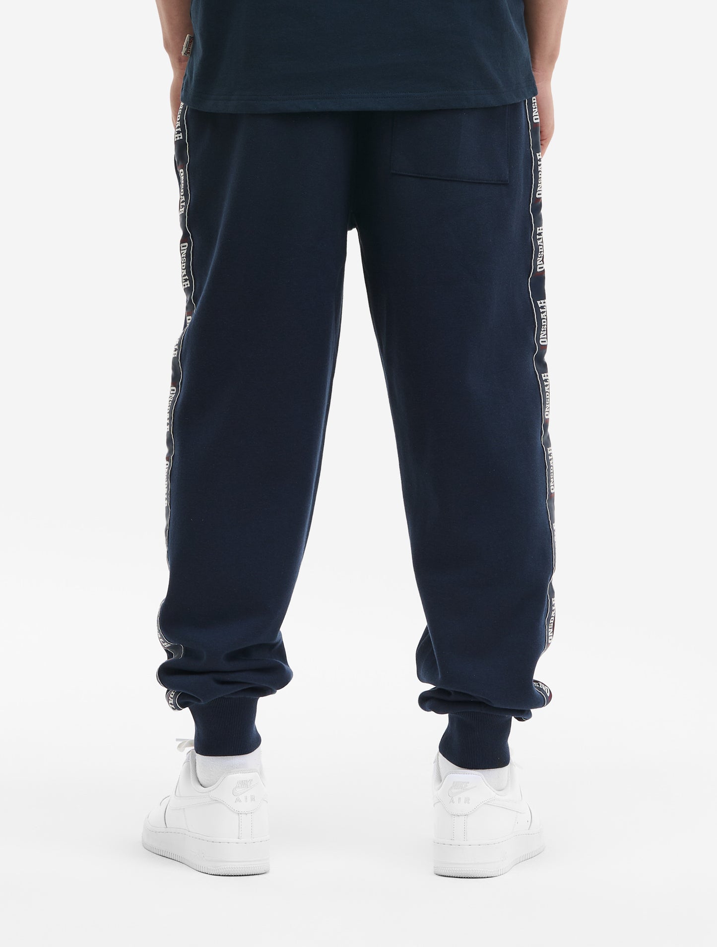 Rückseite der Lonsdale Jogginghose mit aufgesetzter Tasche, elastischem Hüftbund und Rippbündchen am Beinabschluss.
