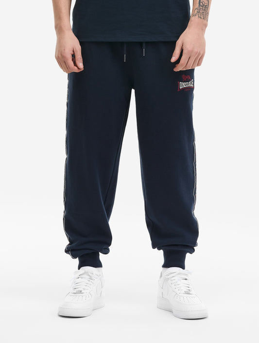 Schwarze Lonsdale Herren Jogginghose in Regular Fit. Fleece-Stoff mit Logo-Tapes an den Seiten und Logo-Stickerei am Oberschenkel.