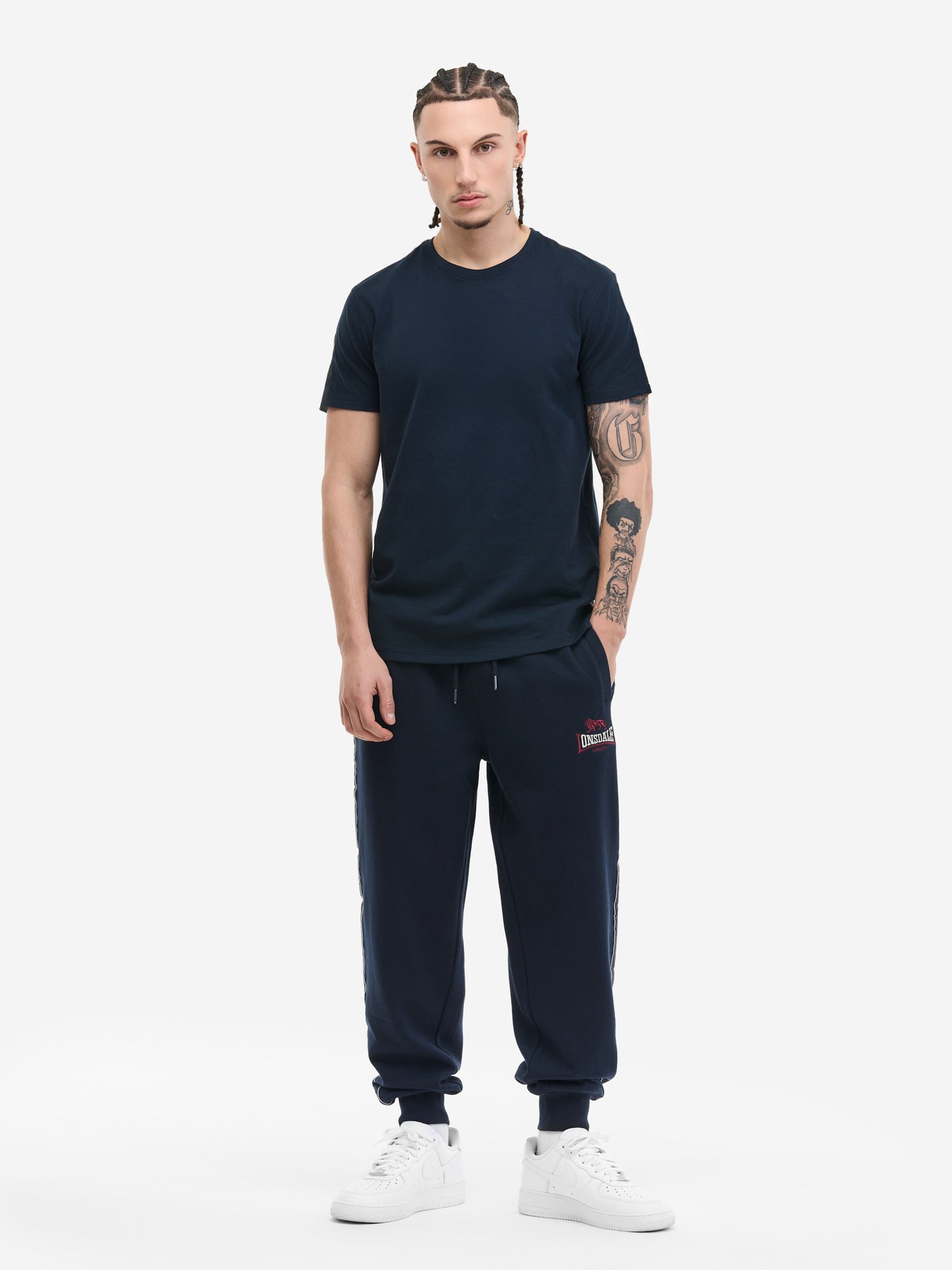 Schwarze Lonsdale Herren Jogginghose in Regular Fit. Fleece-Stoff mit Logo-Tapes an den Seiten und Logo-Stickerei am Oberschenkel.