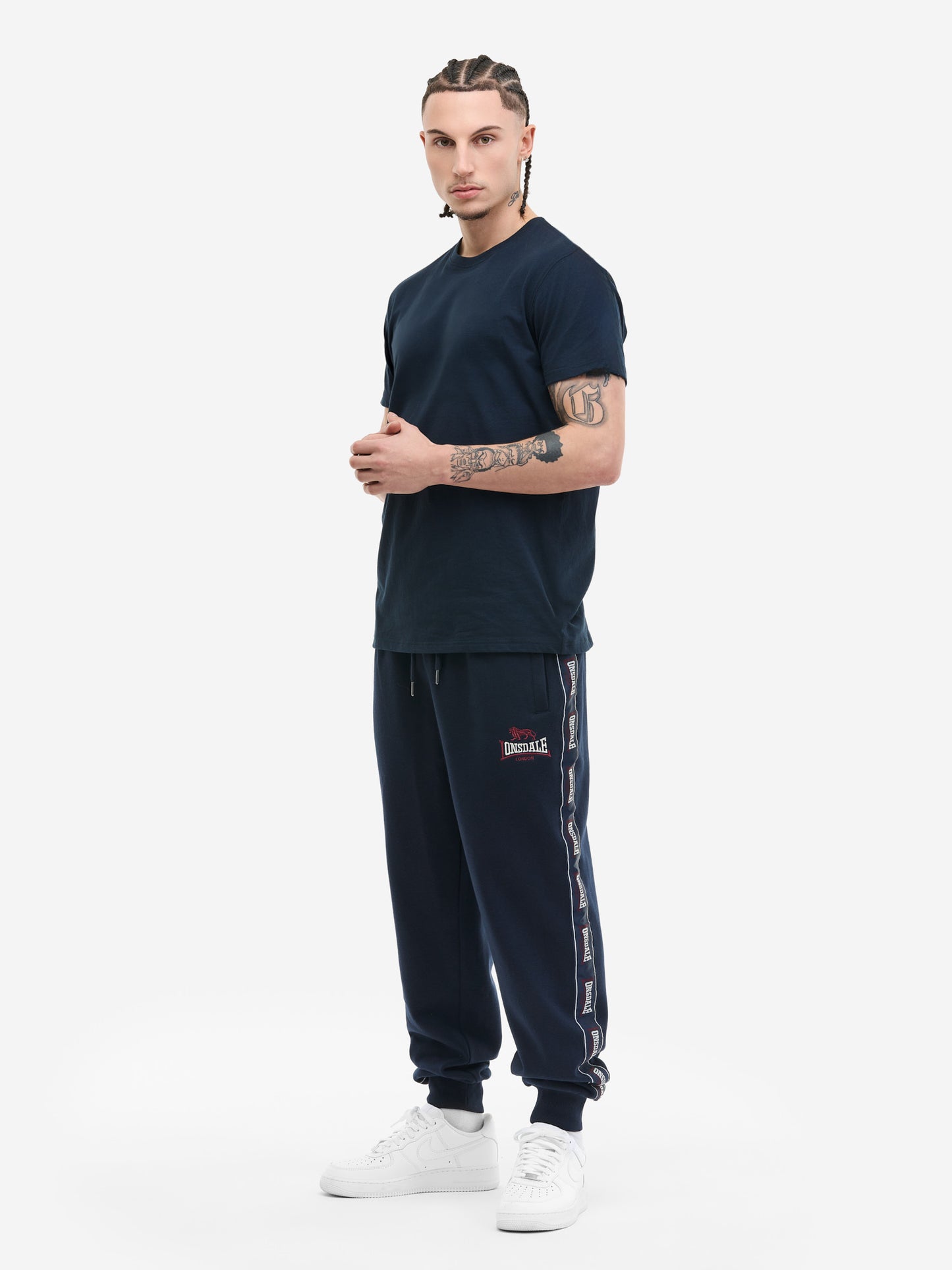 Schwarze Lonsdale Herren Jogginghose in Regular Fit. Fleece-Stoff mit Logo-Tapes an den Seiten und Logo-Stickerei am Oberschenkel.