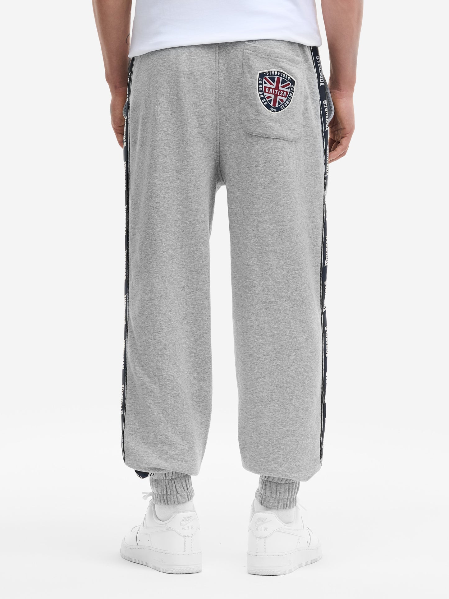 Rückansicht der Lonsdale Jogginghose in Marl Grey mit aufgesetzter Tasche und elastischen Rippbündchen am Saum.