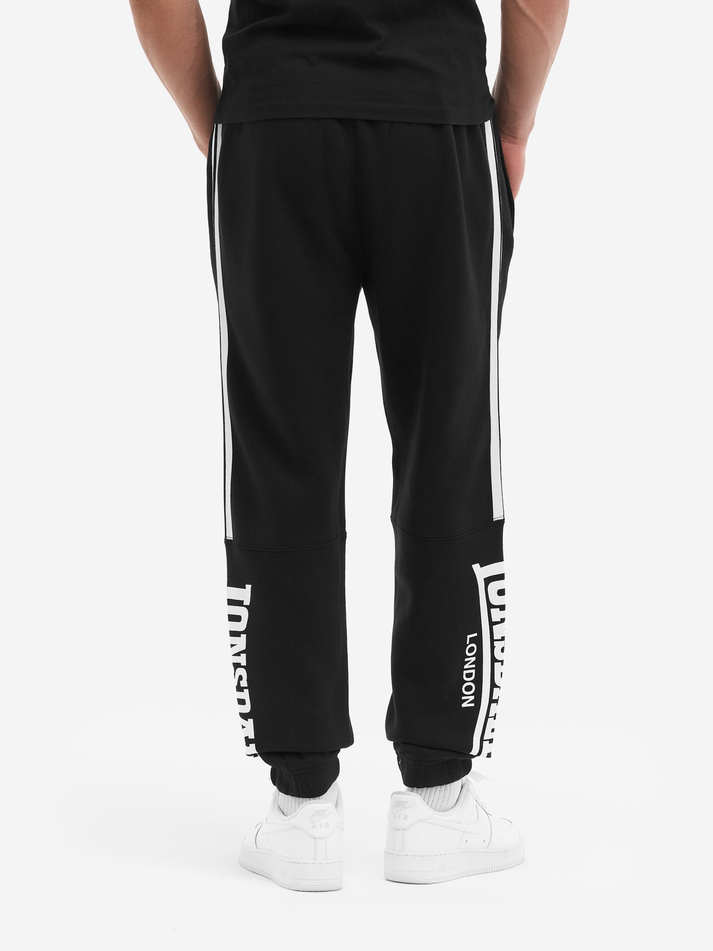 Rückansicht der schwarzen Jogginghose mit elastischem Bund, Kordelzug und seitlichen Eingrifftaschen für bequeme Passform.


