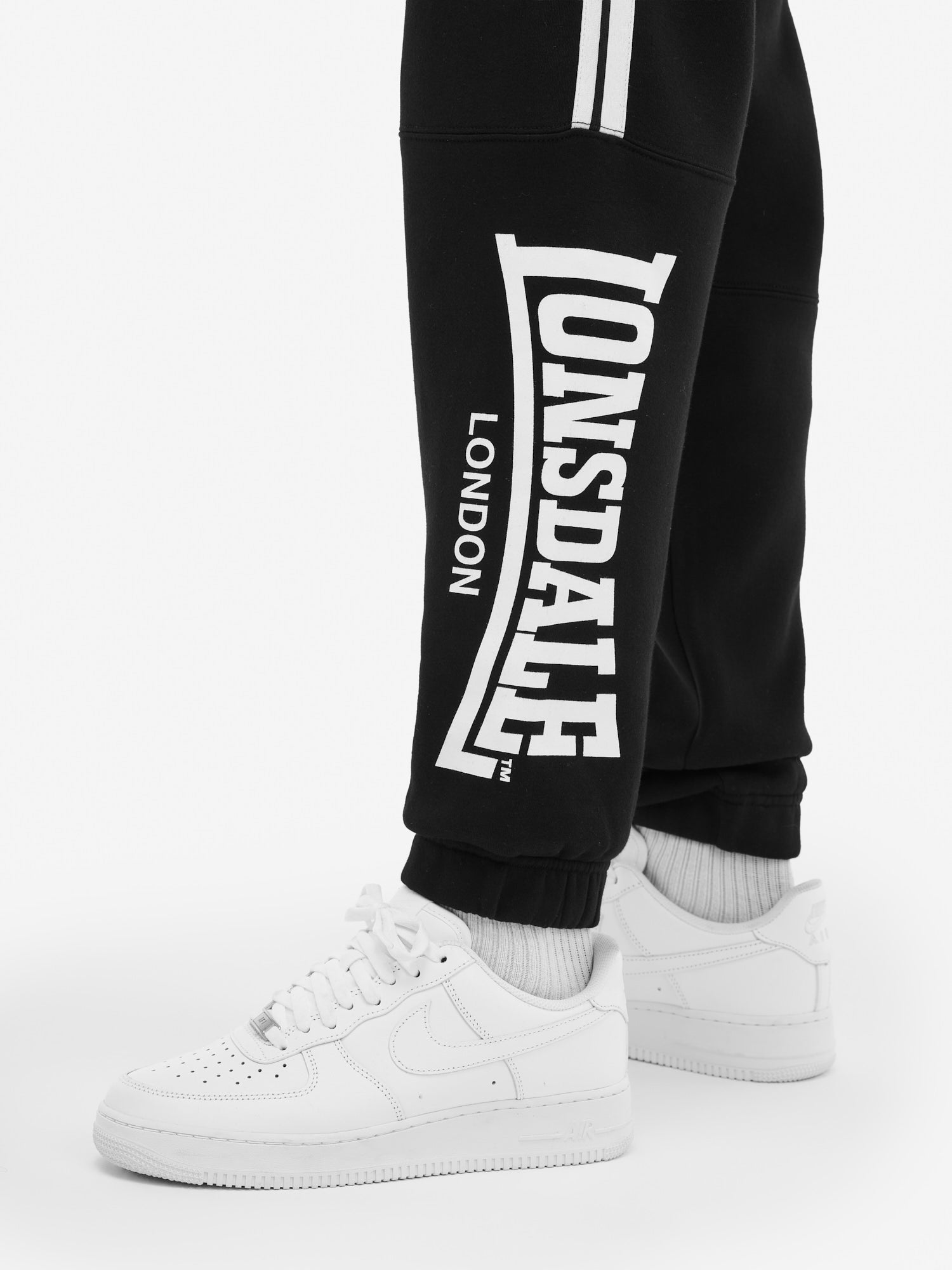 Detail des Lonsdale Fleece-Materials in Schwarz mit angerauter Innenseite für hohen Tragekomfort und Wärme.