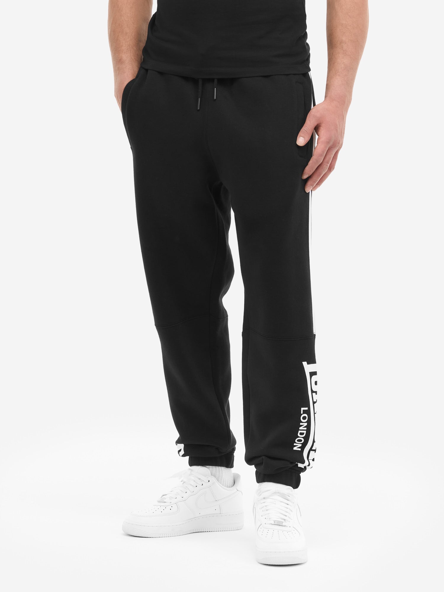 Schwarze Lonsdale Jogginghose für Herren in Regular Fit. Fleece-Stoff mit seitlichen Streifen und markantem Logo-Detail.