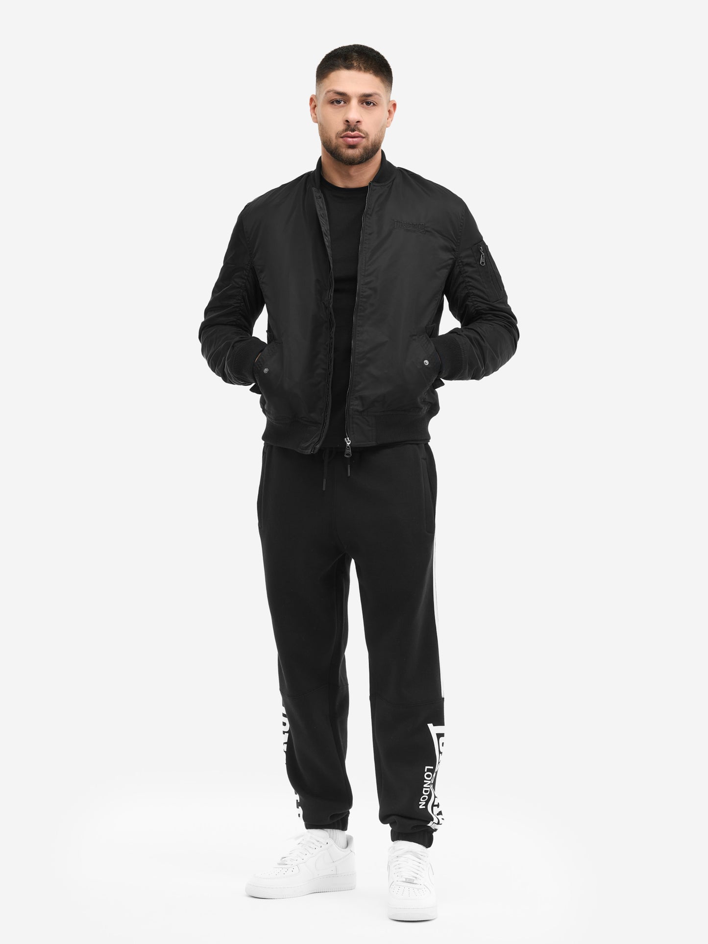 Schwarze Lonsdale Jogginghose für Herren in Regular Fit. Fleece-Stoff mit seitlichen Streifen und markantem Logo-Detail.