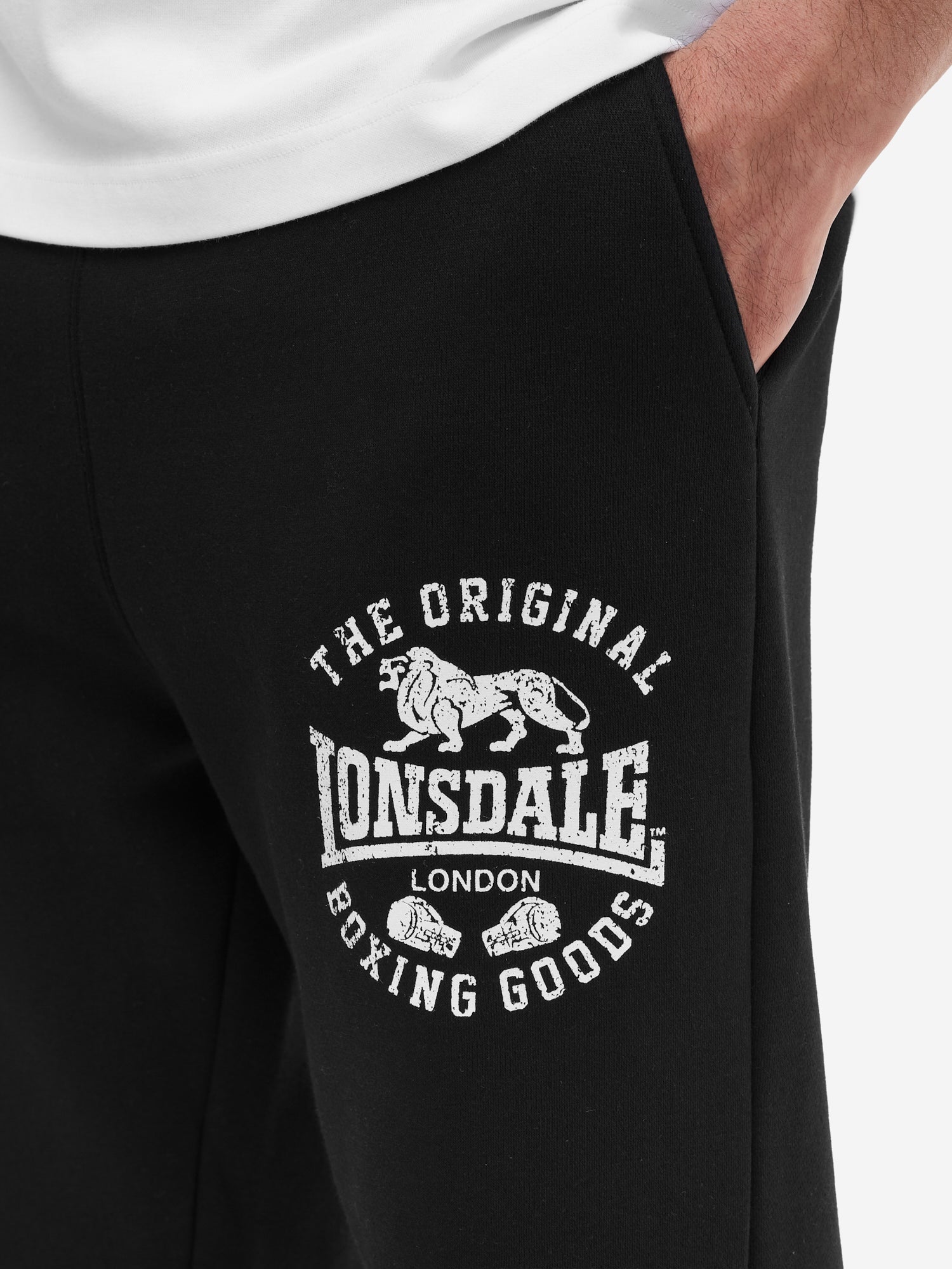 Nahaufnahme Lonsdale Bund-Patch und Kordelzug, schwarzer Fleece.