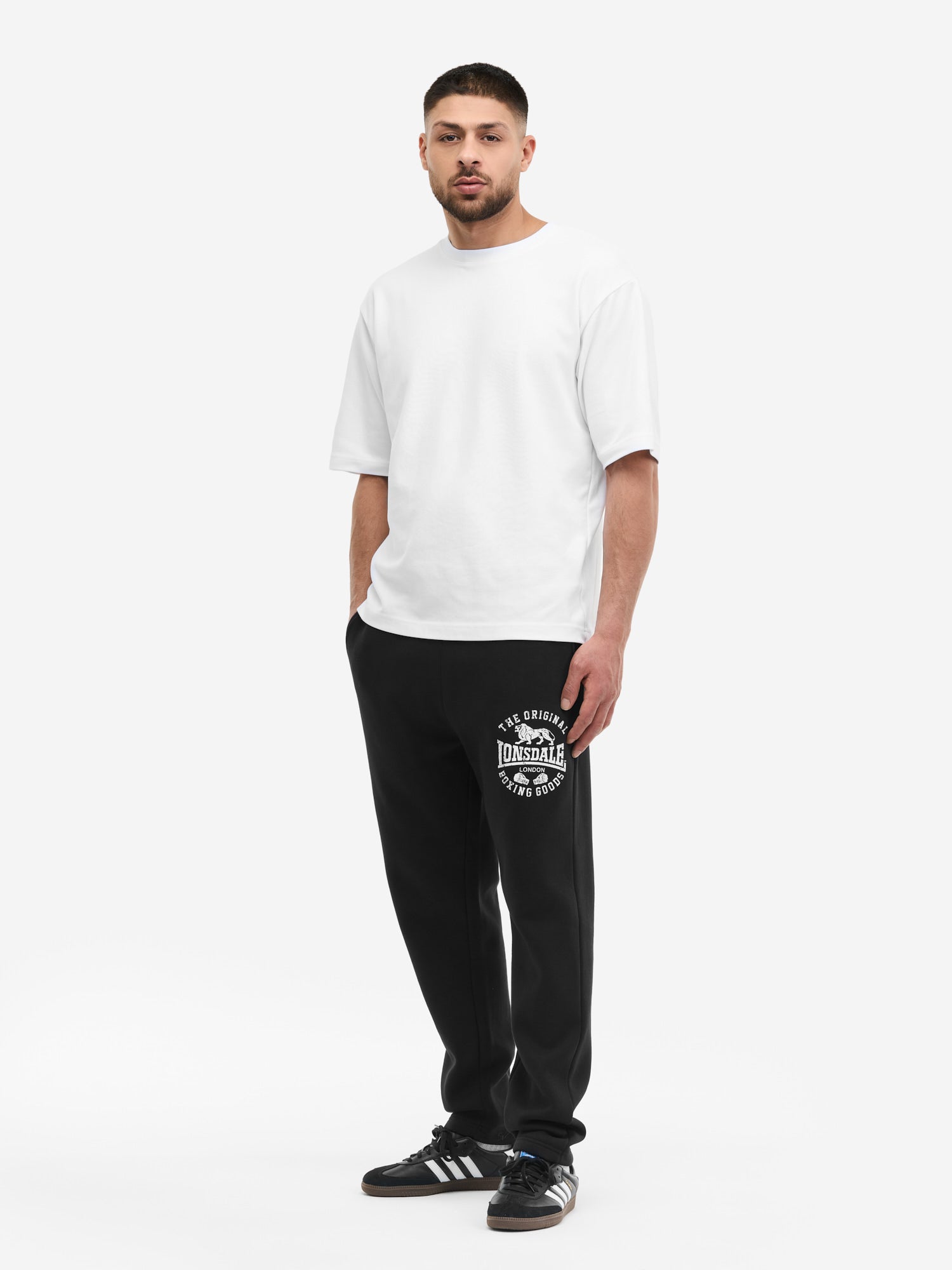 Schwarze Lonsdale Herren-Jogginghose mit weissem Logo-Print am Bein.