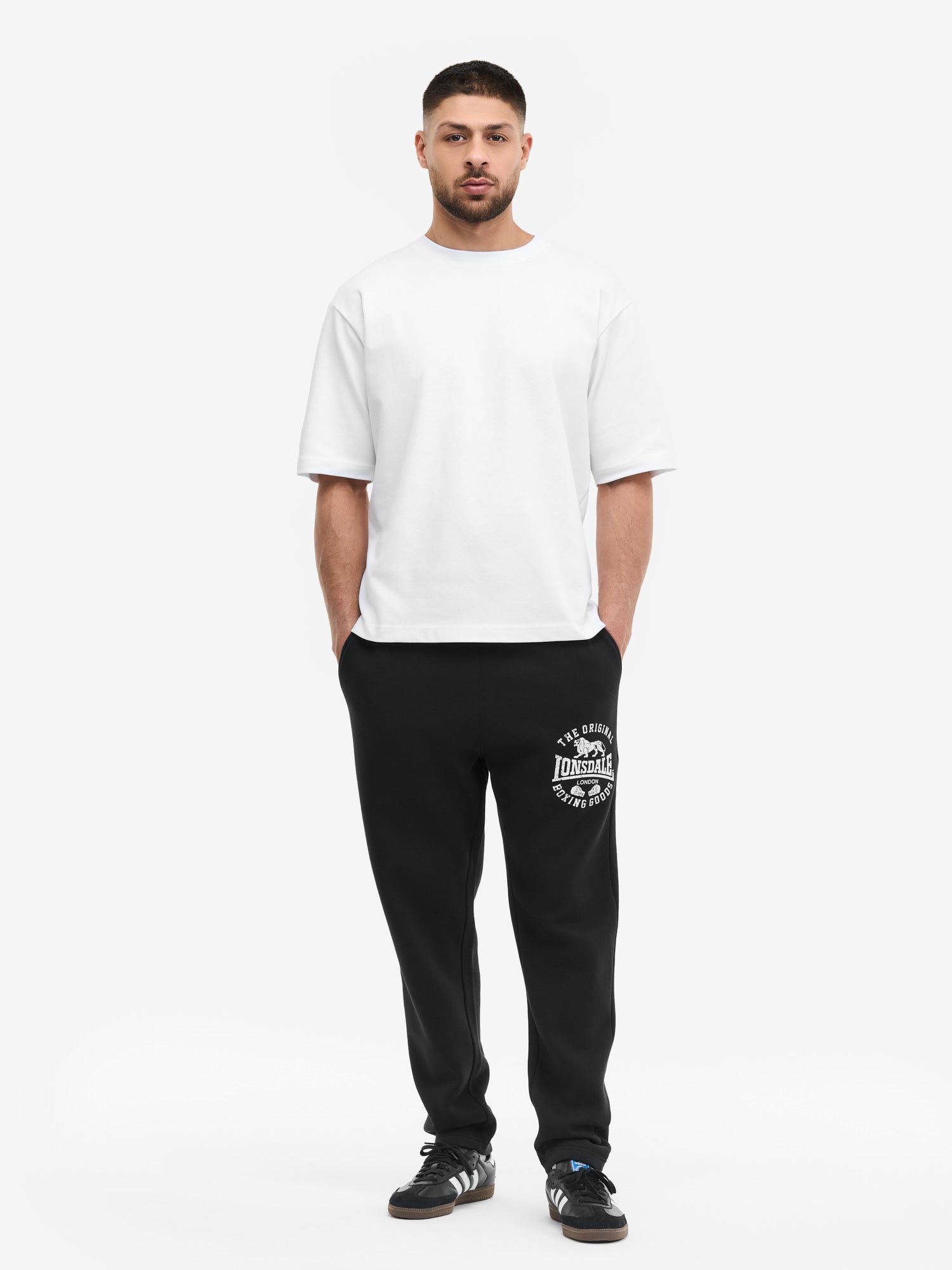 Schwarze Lonsdale Herren-Jogginghose mit weissem Logo-Print am Bein.