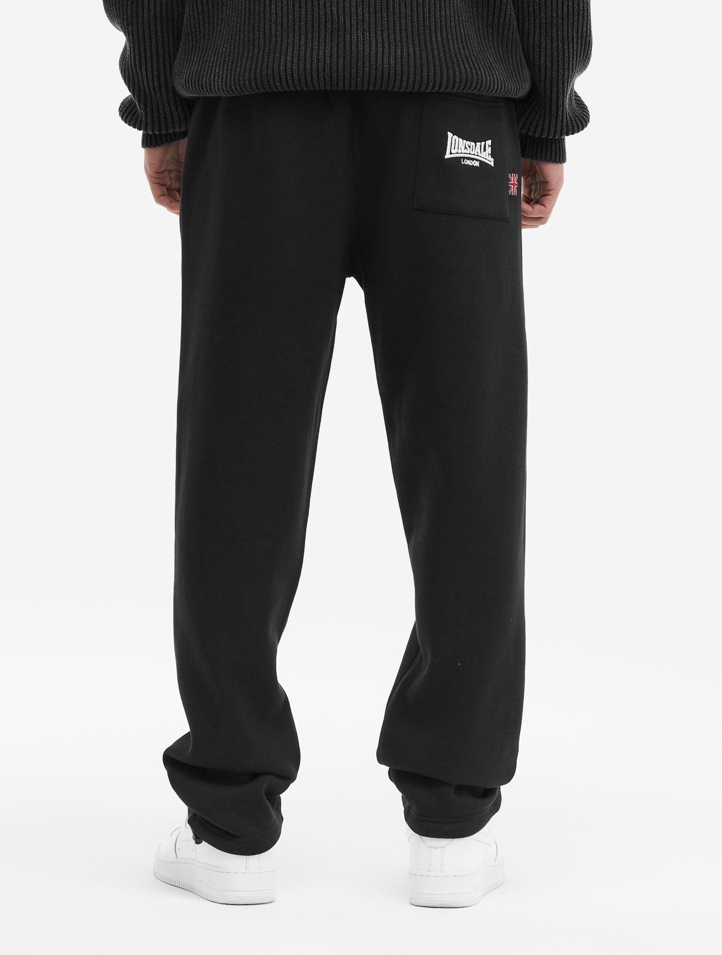 Rückseite der Lonsdale Jogginghose in Schwarz mit Logo auf der Gesässtasche.