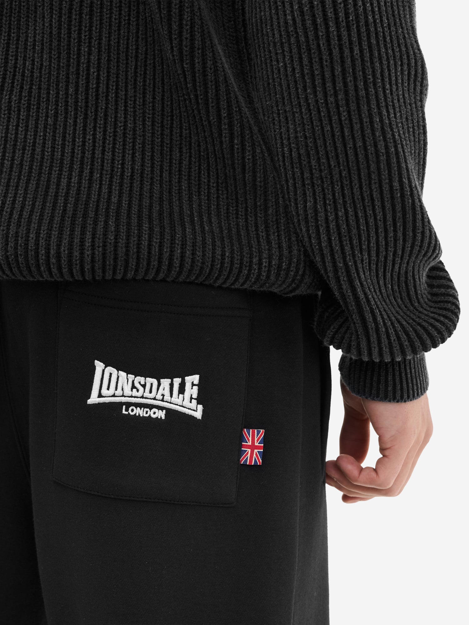 Elastischer Bund und verstellbarer Saum der schwarzen Jogginghose.