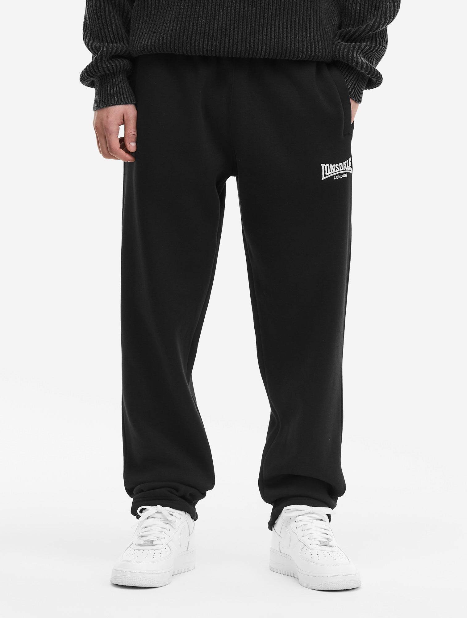 Schwarze Herren-Jogginghose mit Lonsdale Logo unter der linken Tasche & Kordelzug.
