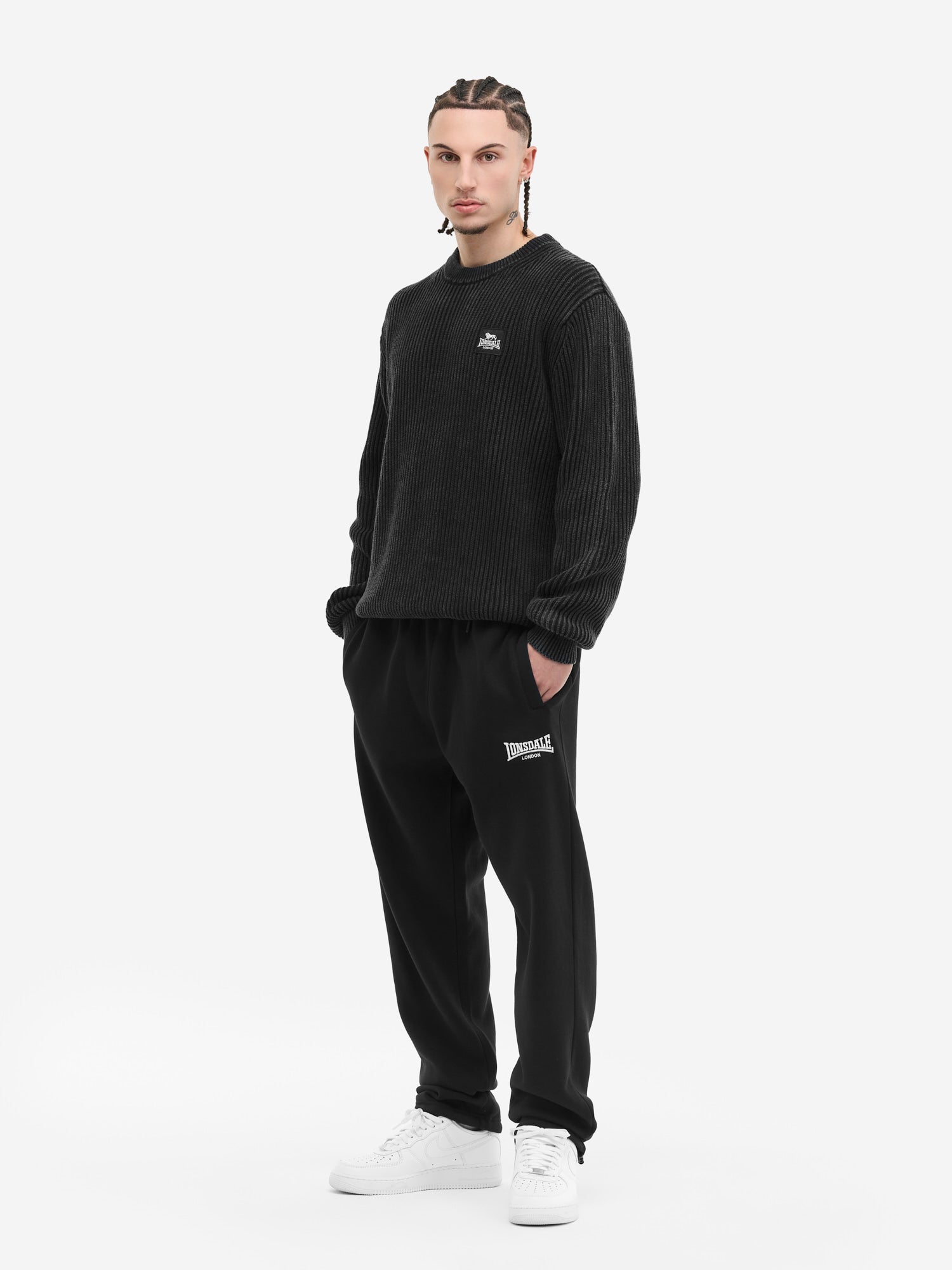 Schwarze Herren-Jogginghose mit Lonsdale Logo unter der linken Tasche & Kordelzug.
