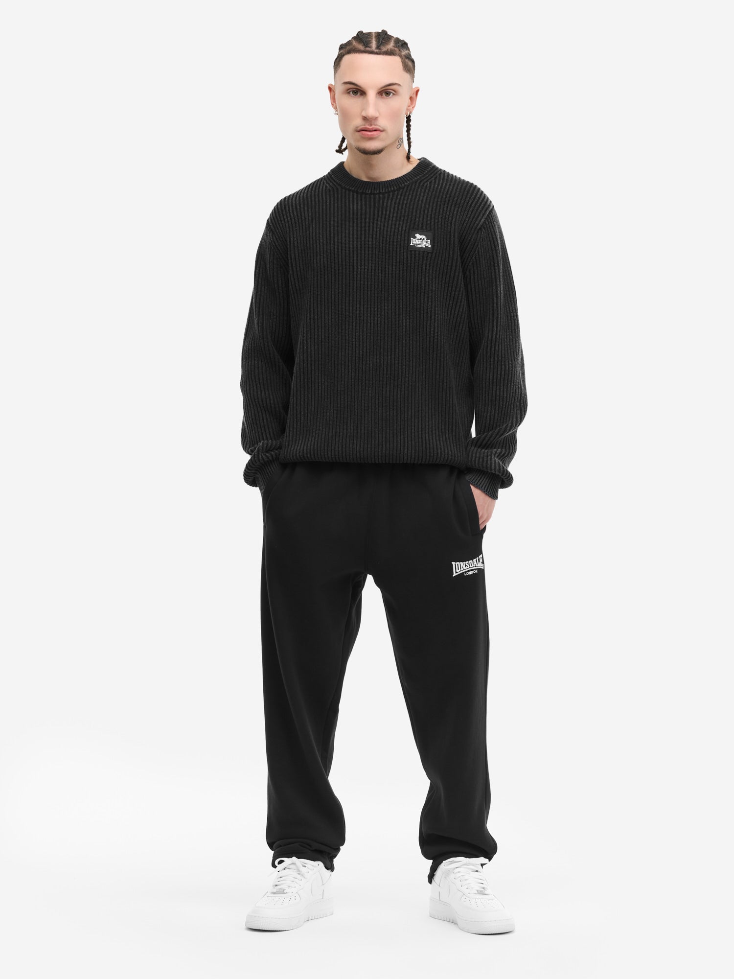 Schwarze Herren-Jogginghose mit Lonsdale Logo unter der linken Tasche & Kordelzug.
