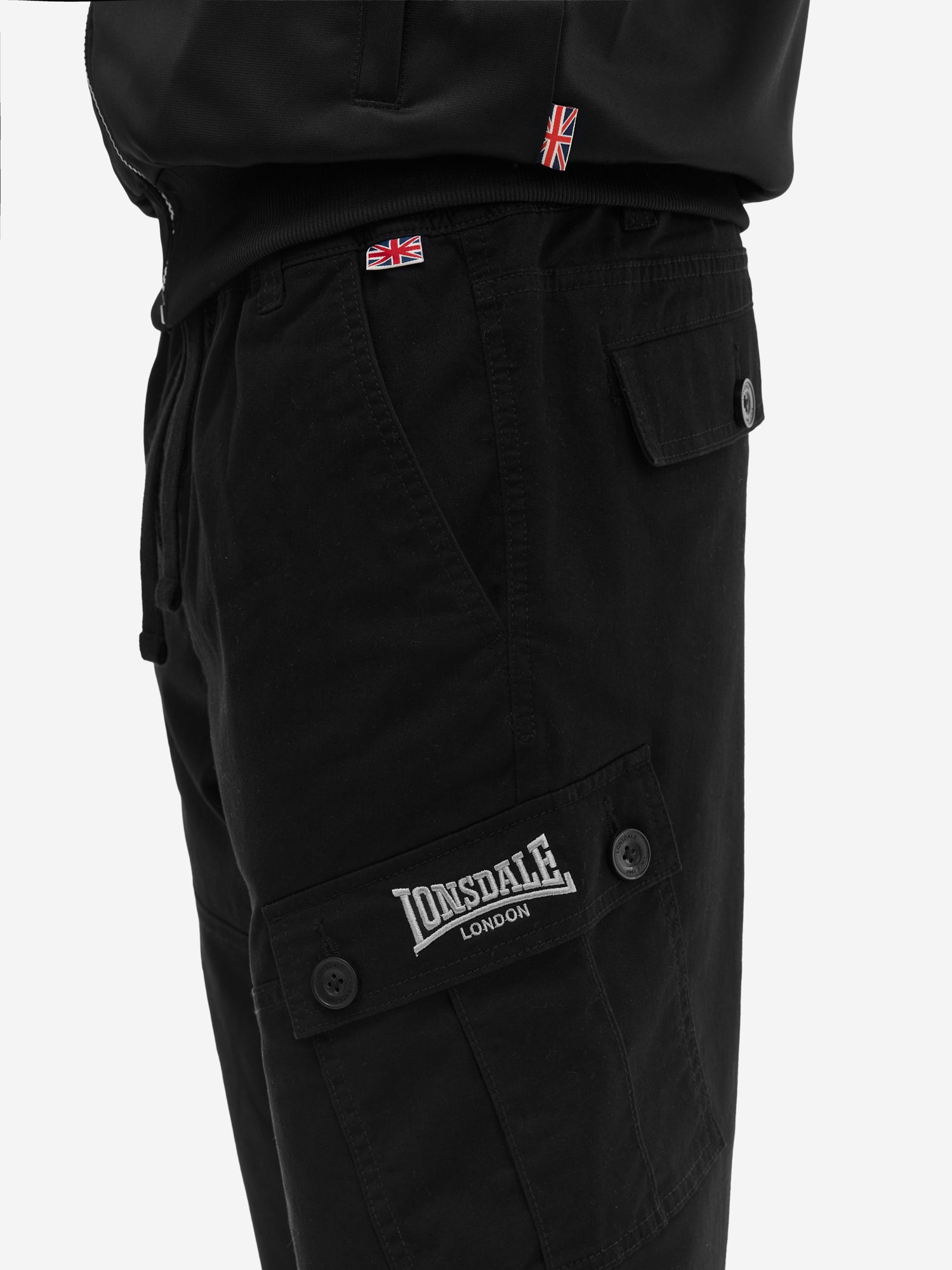 Lonsdale Cargohose Detail Tasche und Logo