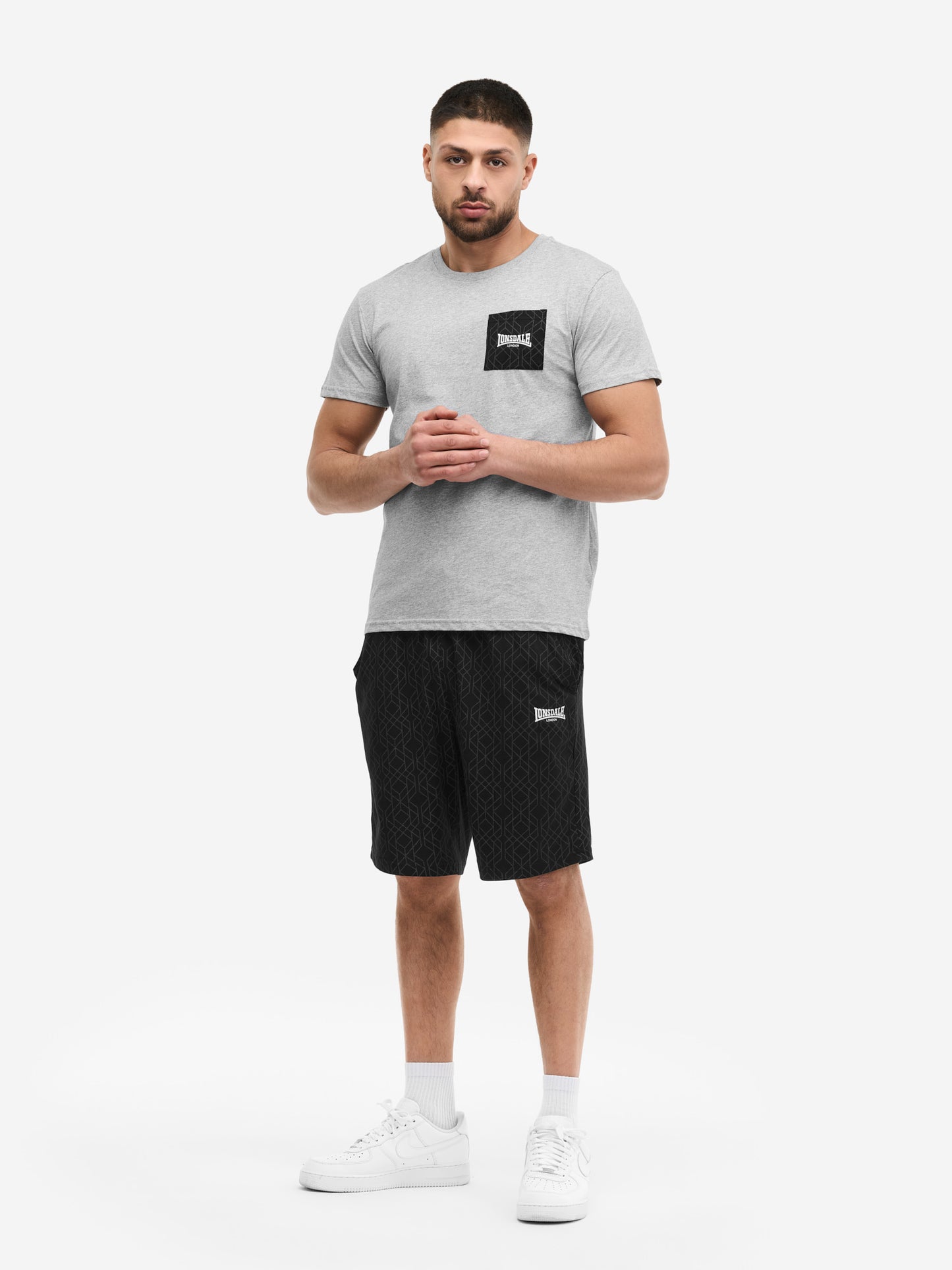  Lonsdale Set in Marl Grey: T-Shirt mit Logo-Brusttasche und gemusterte Shorts.