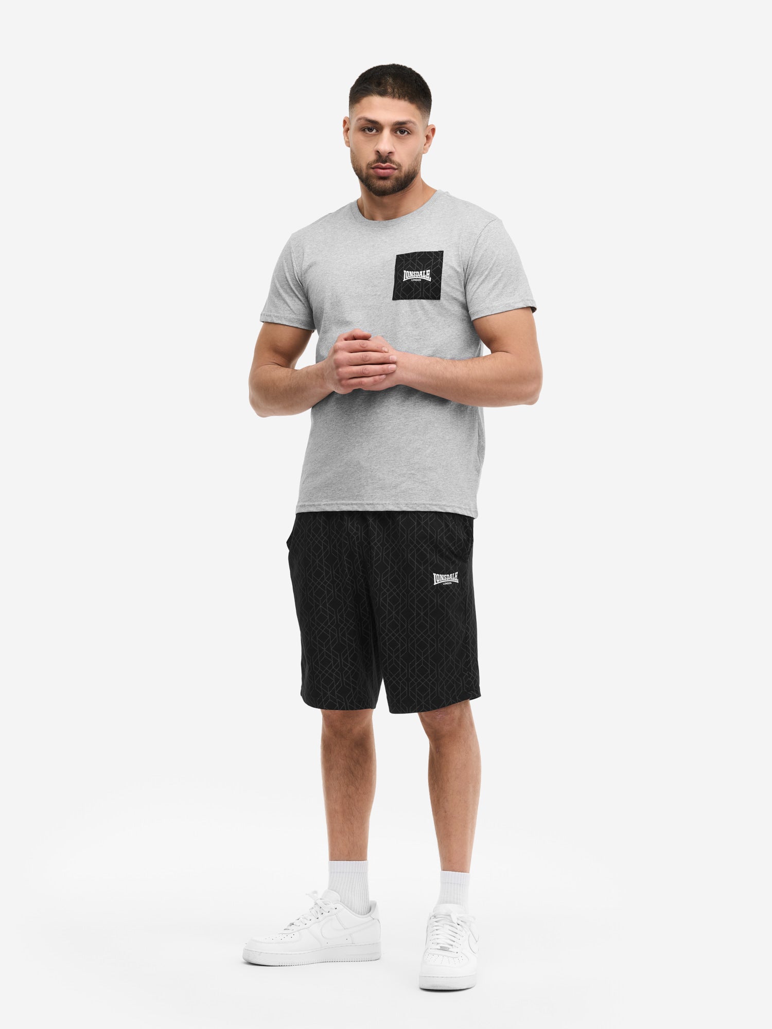  Lonsdale Set in Marl Grey: T-Shirt mit Logo-Brusttasche und gemusterte Shorts.