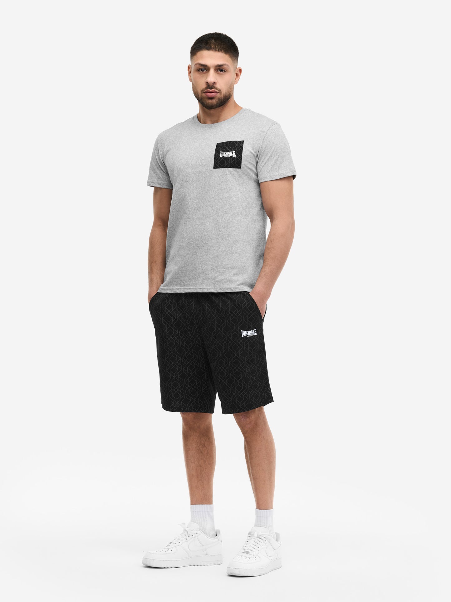  Lonsdale Set in Marl Grey: T-Shirt mit Logo-Brusttasche und gemusterte Shorts.