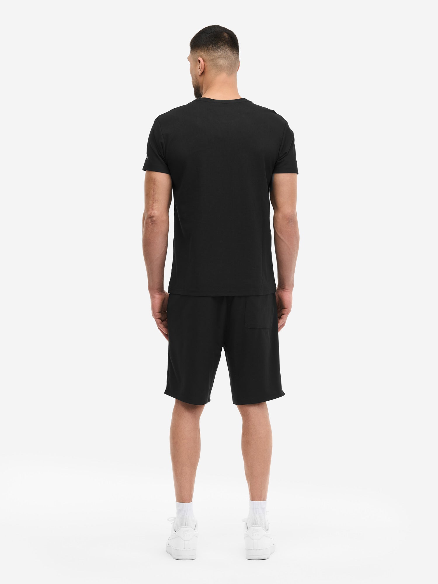 Rückansicht Lonsdale T-Shirt Shorts Set in Schwarz.