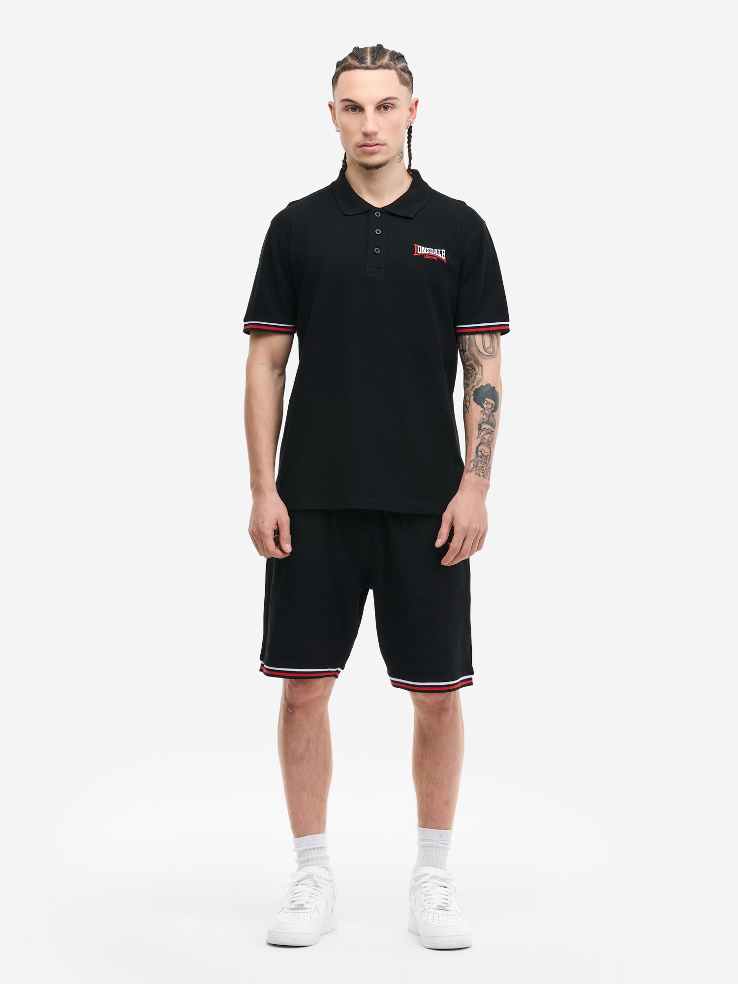 Schwarzes Lonsdale Herren-Set: Poloshirt aus Piqué und Jersey-Shorts, normale Passform, farblich abgesetzte Bündchen.
