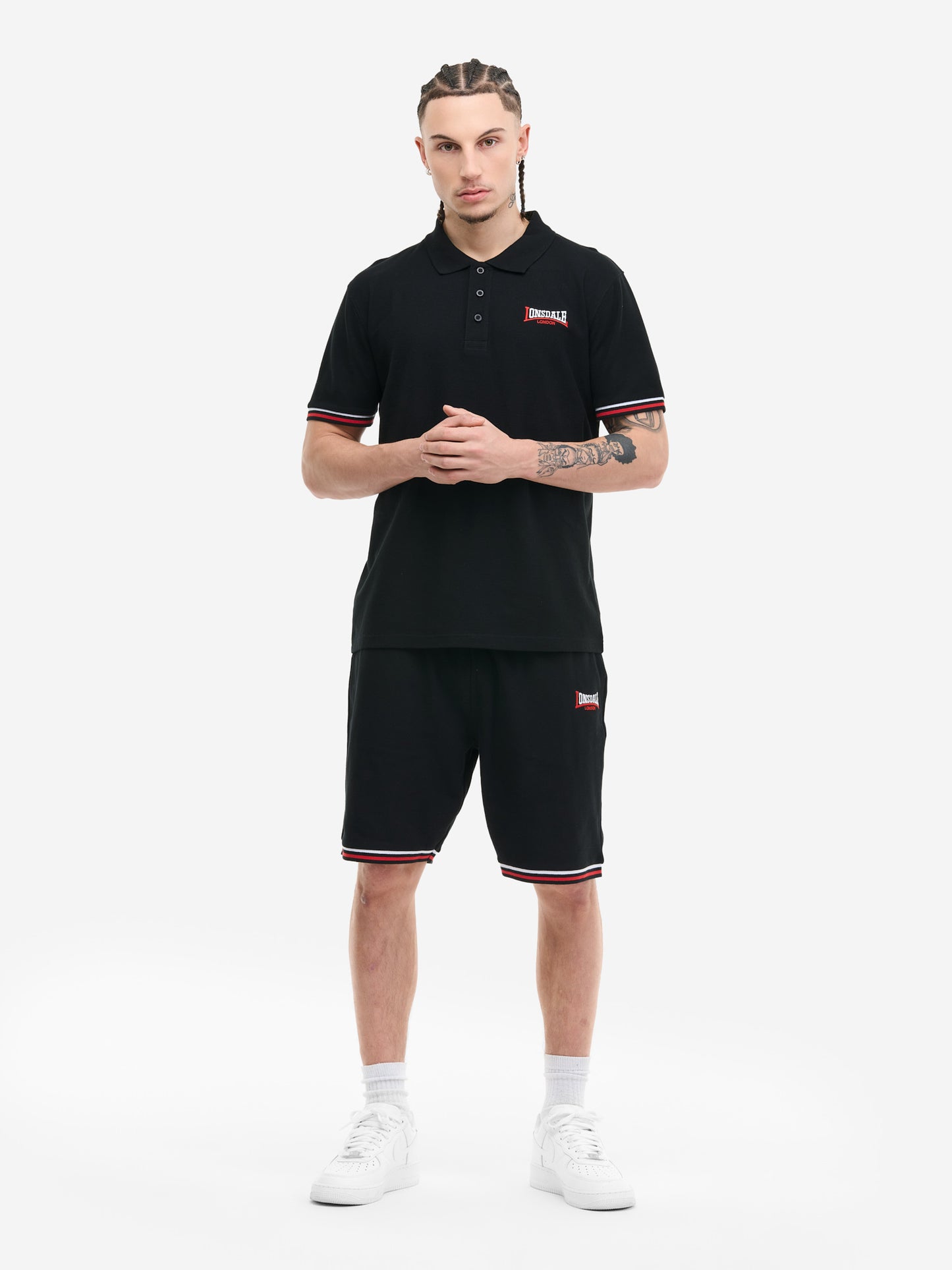 Schwarzes Lonsdale Herren-Set: Poloshirt aus Piqué und Jersey-Shorts, normale Passform, farblich abgesetzte Bündchen.