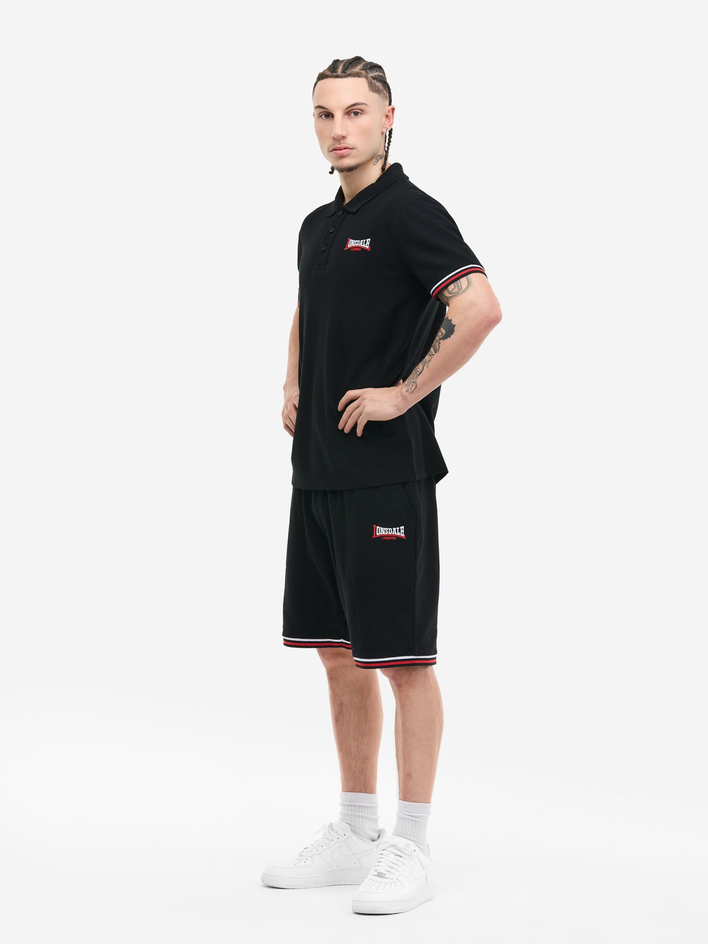 Schwarzes Lonsdale Herren-Set: Poloshirt aus Piqué und Jersey-Shorts, normale Passform, farblich abgesetzte Bündchen.