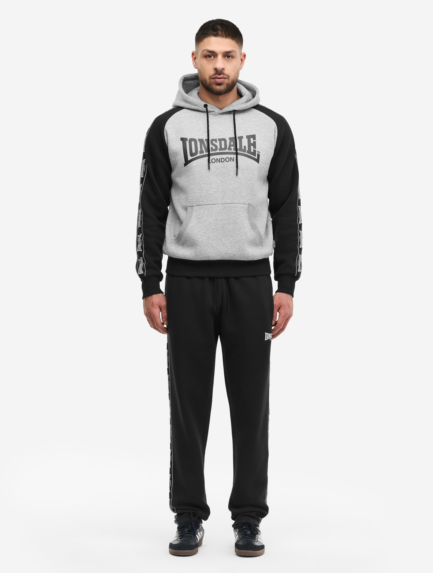 Schwarz-grauer Lonsdale Herren Jogginganzug: Kapuzensweatshirt mit Logo-Print und passender Hose, normale Passform.