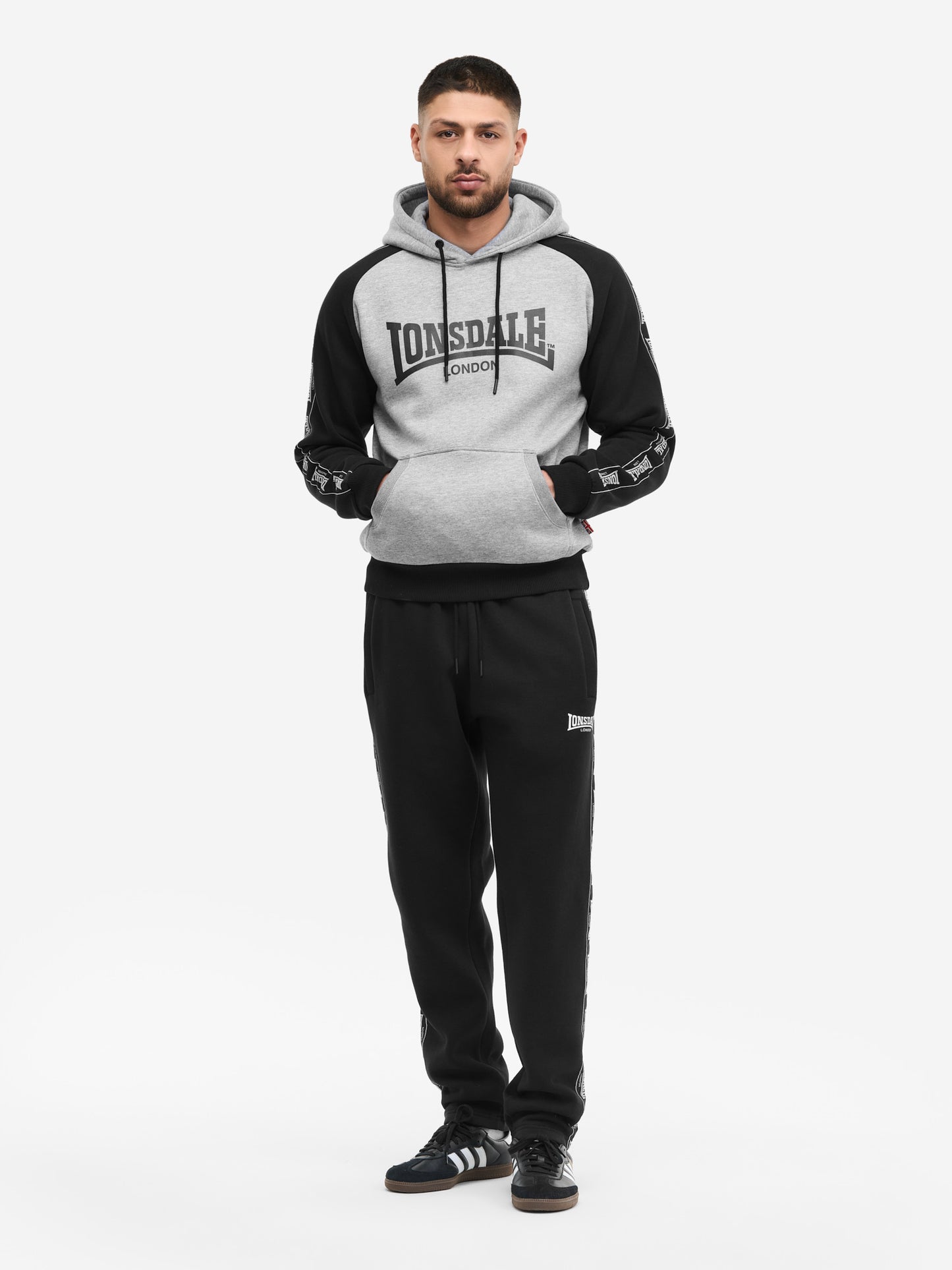 Schwarz-grauer Lonsdale Herren Jogginganzug: Kapuzensweatshirt mit Logo-Print und passender Hose, normale Passform.