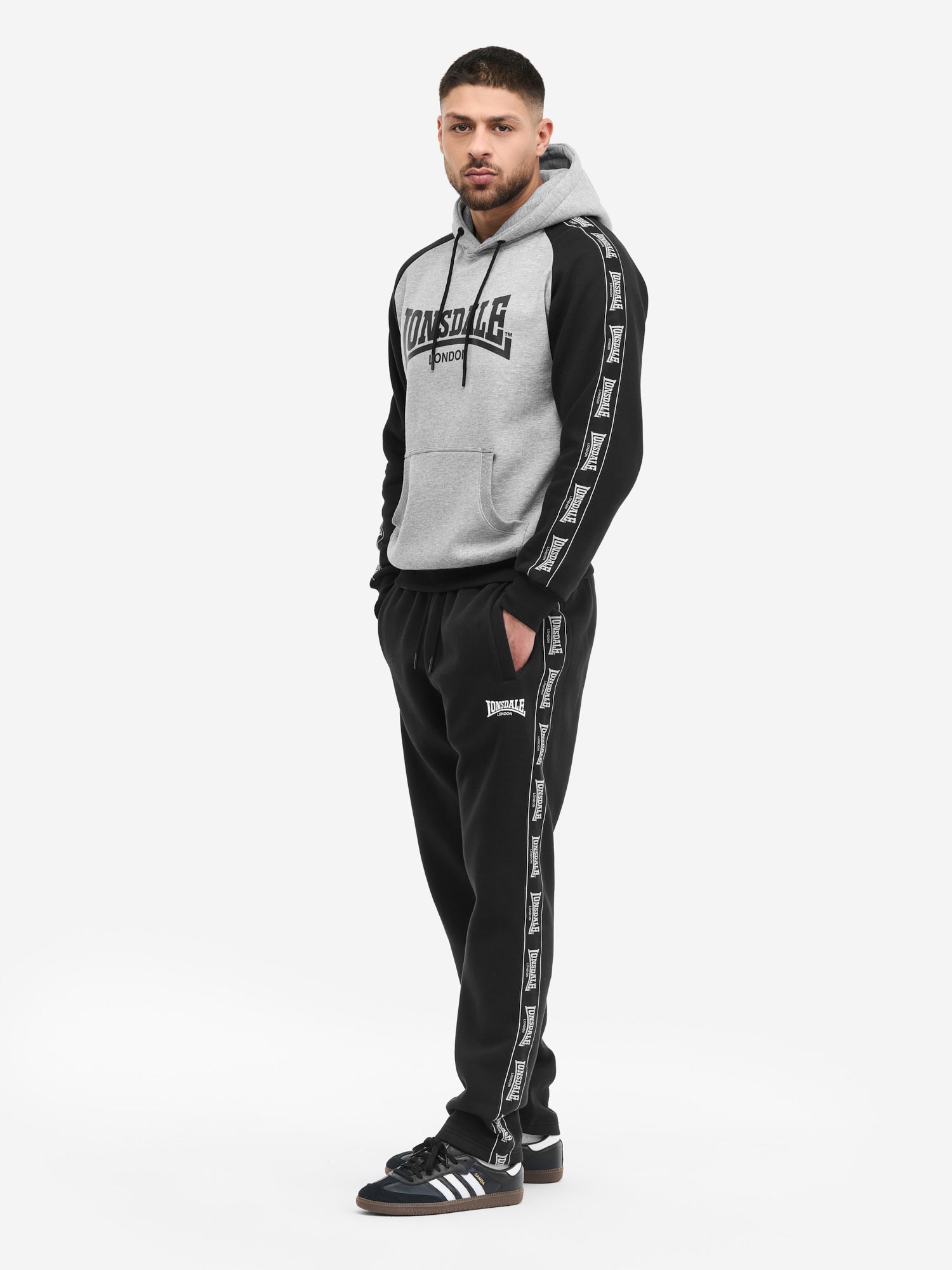 Schwarz-grauer Lonsdale Herren Jogginganzug: Kapuzensweatshirt mit Logo-Print und passender Hose, normale Passform.