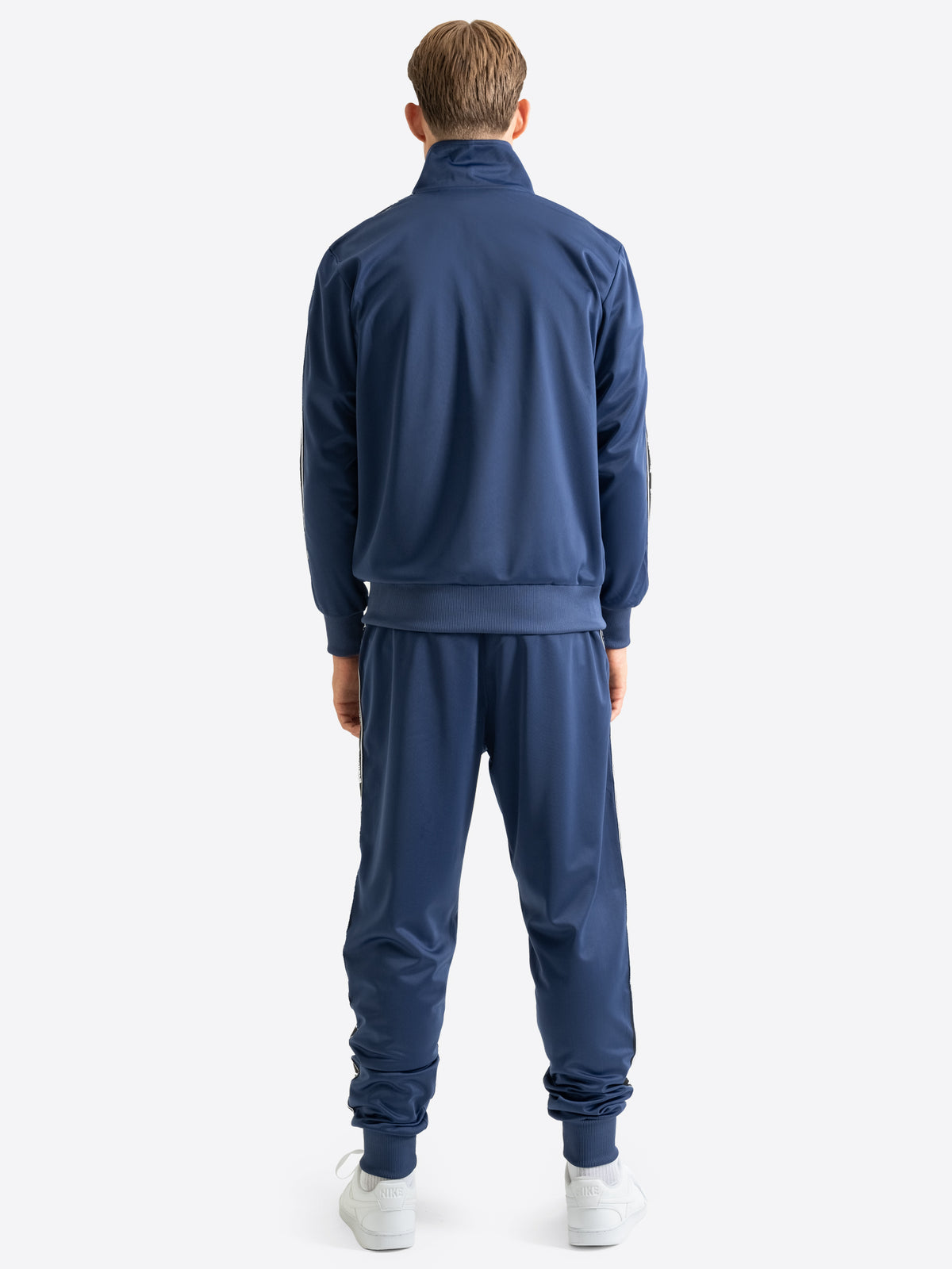 Rückansicht des Lonsdale Herren Jogginganzugs in Navy-Blau.