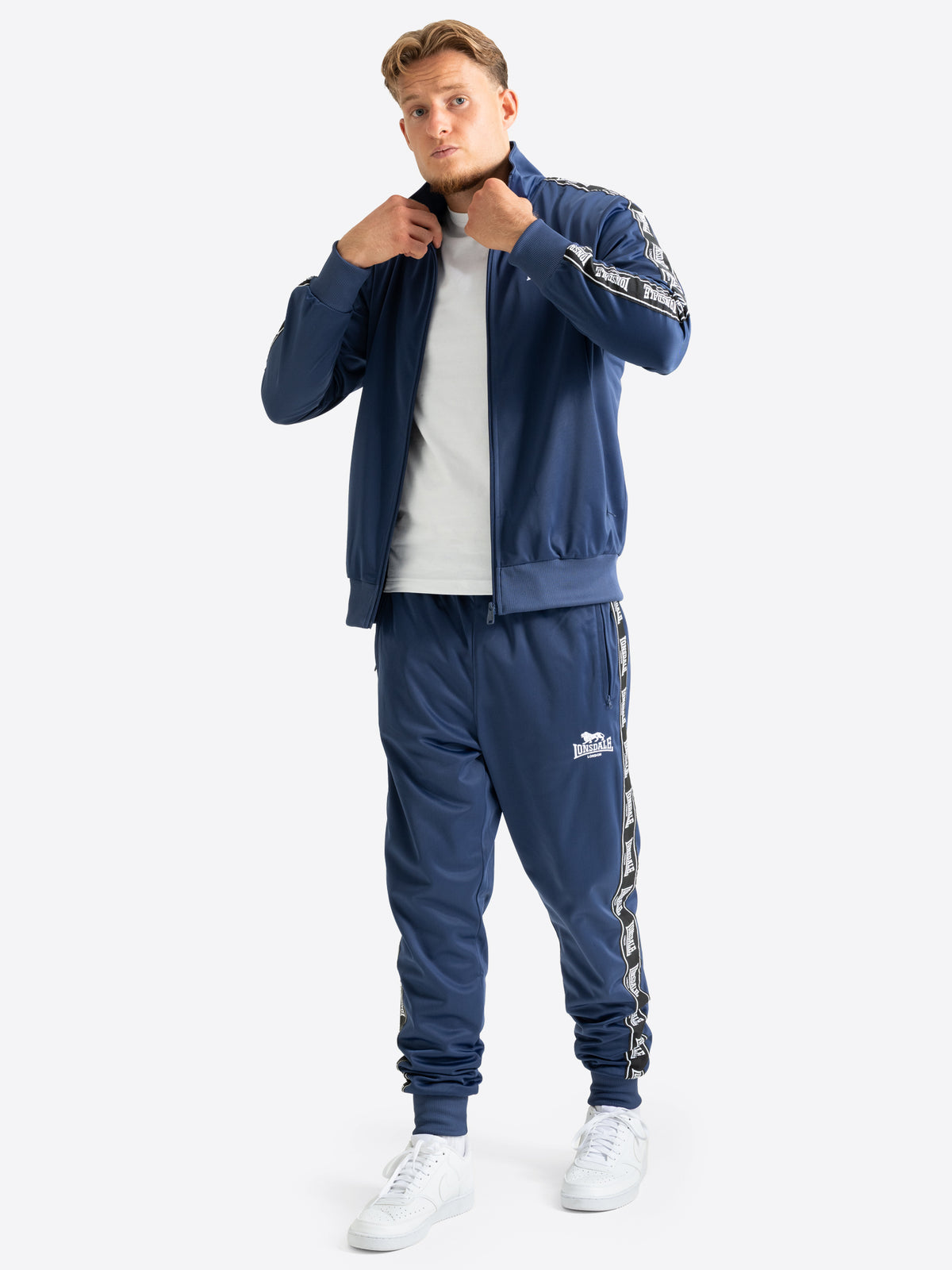 Lonsdale Herren Jogginganzug in Navy-Blau aus Trikot-Fleece mit Logo-Webband.
