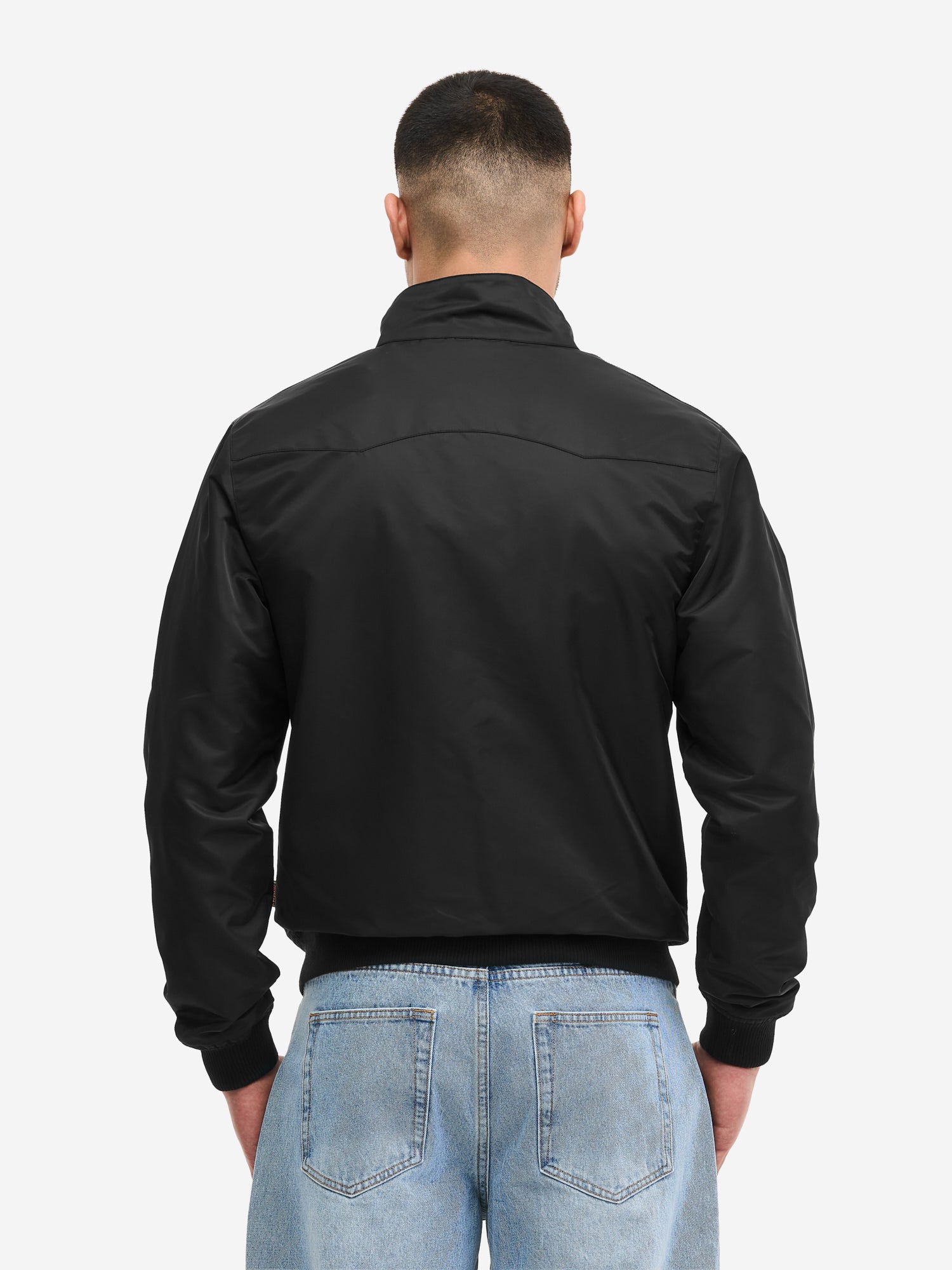 Rückseite der schmal geschnittenen Lonsdale Jacke mit elastischen Bündchen und Stehkragen.