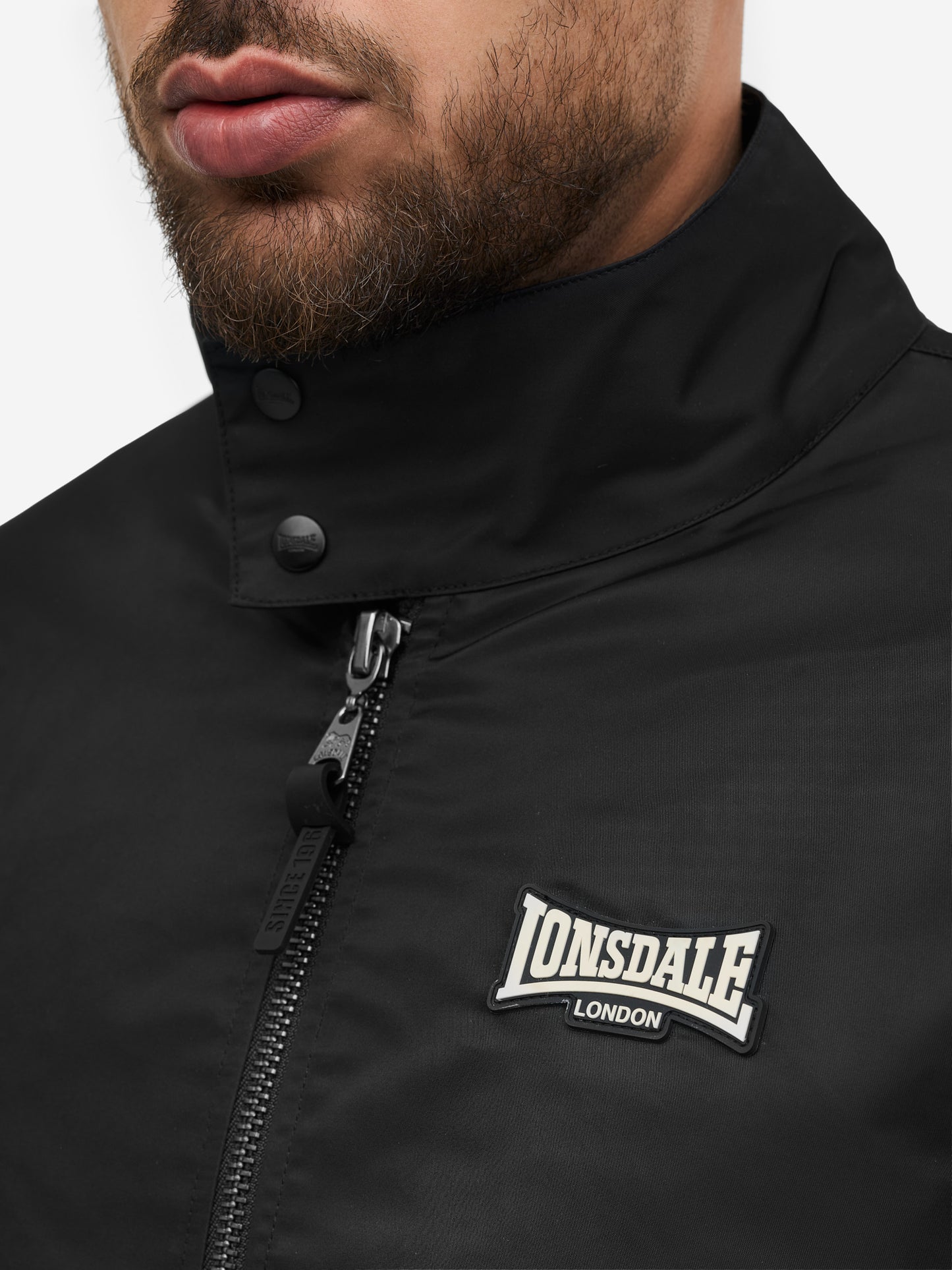 Kariertes Innenfutter und Logo-Patch der Lonsdale Jacke aus Polyamid-Gewebe Schwarz.
