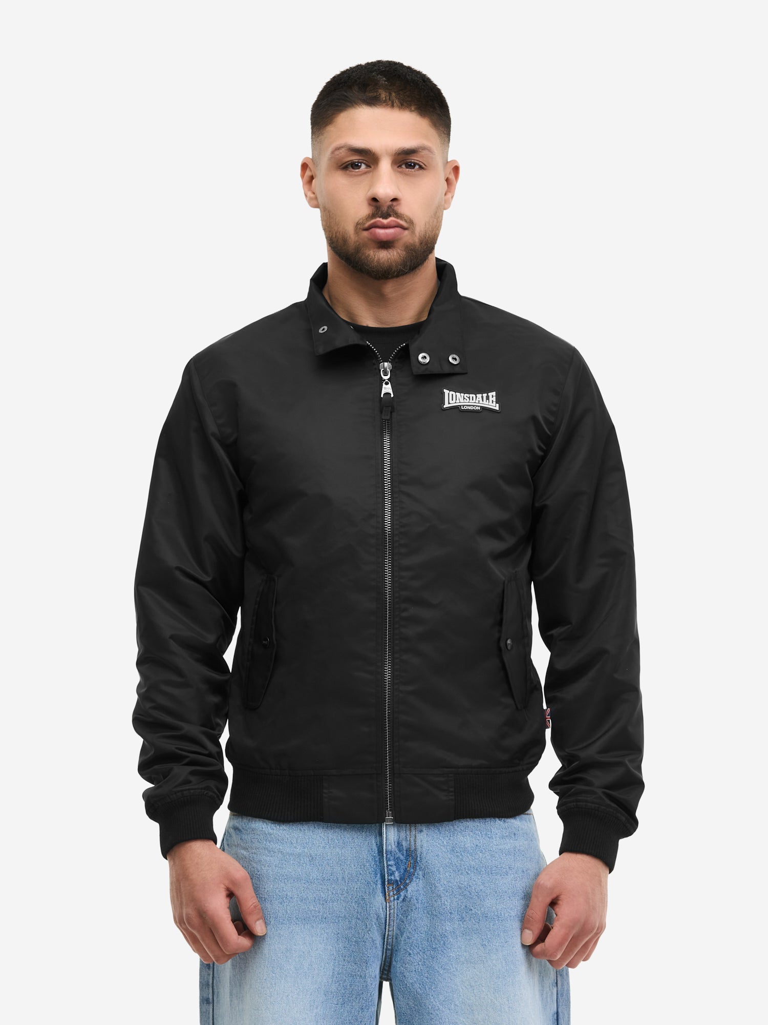 Lonsdale Herren Übergangsjacke in Schwarz, schmale Passform, mit Reissverschluss, Logo-Badge und Taschen mit Druckknopf.