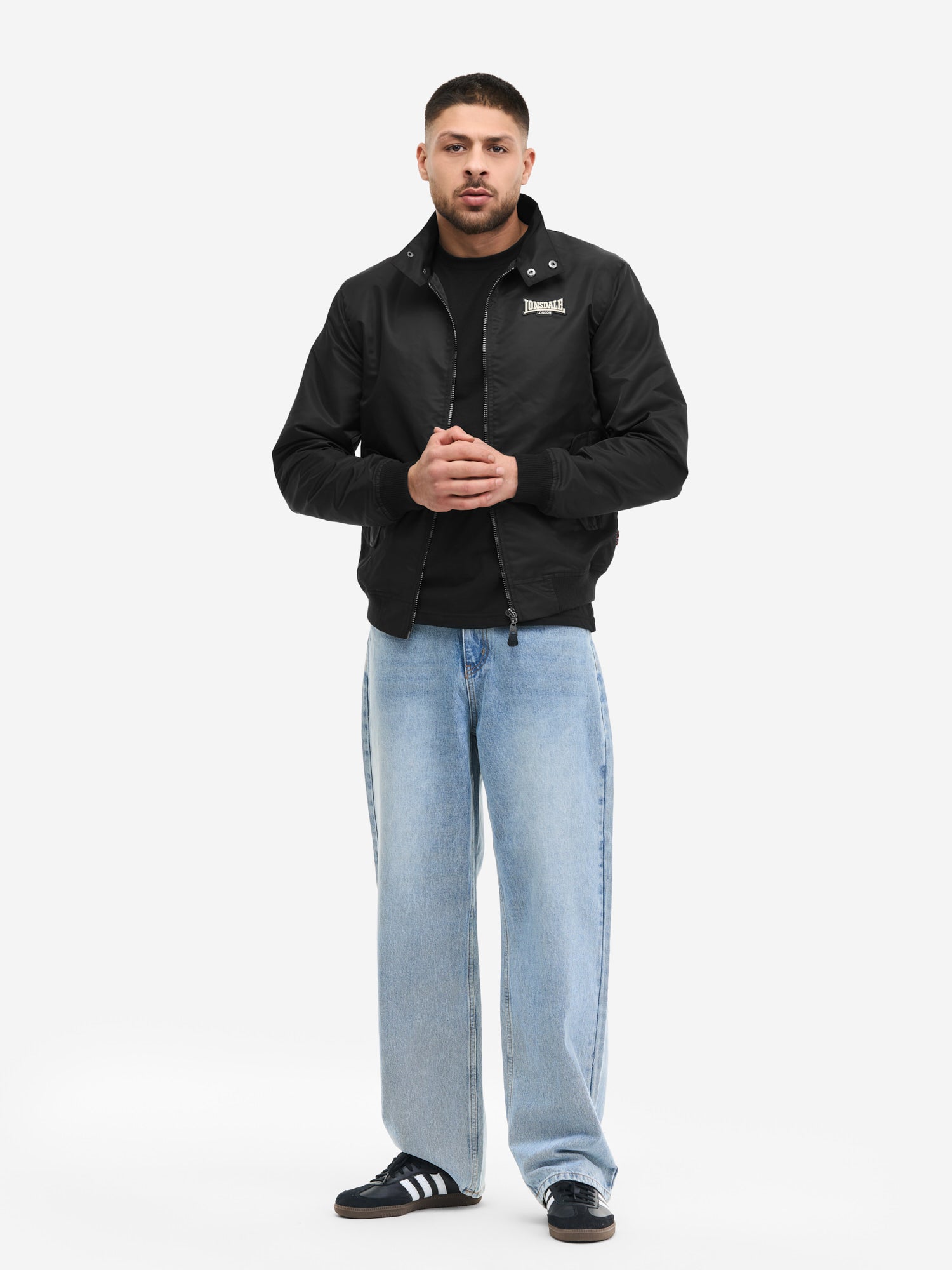 Lonsdale Herren Übergangsjacke in Schwarz, schmale Passform, mit Reissverschluss, Logo-Badge und Taschen mit Druckknopf.