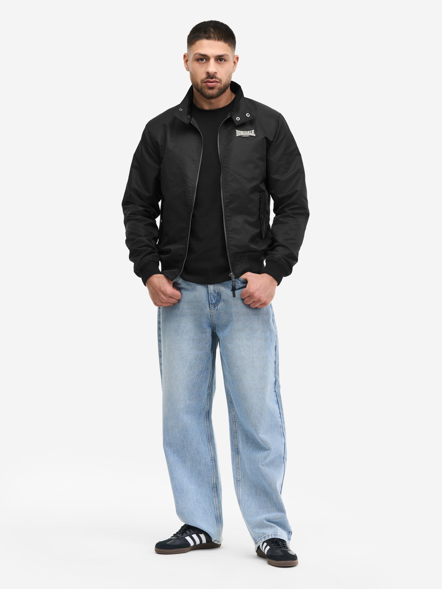 Lonsdale Herren Übergangsjacke in Schwarz, schmale Passform, mit Reissverschluss, Logo-Badge und Taschen mit Druckknopf.
