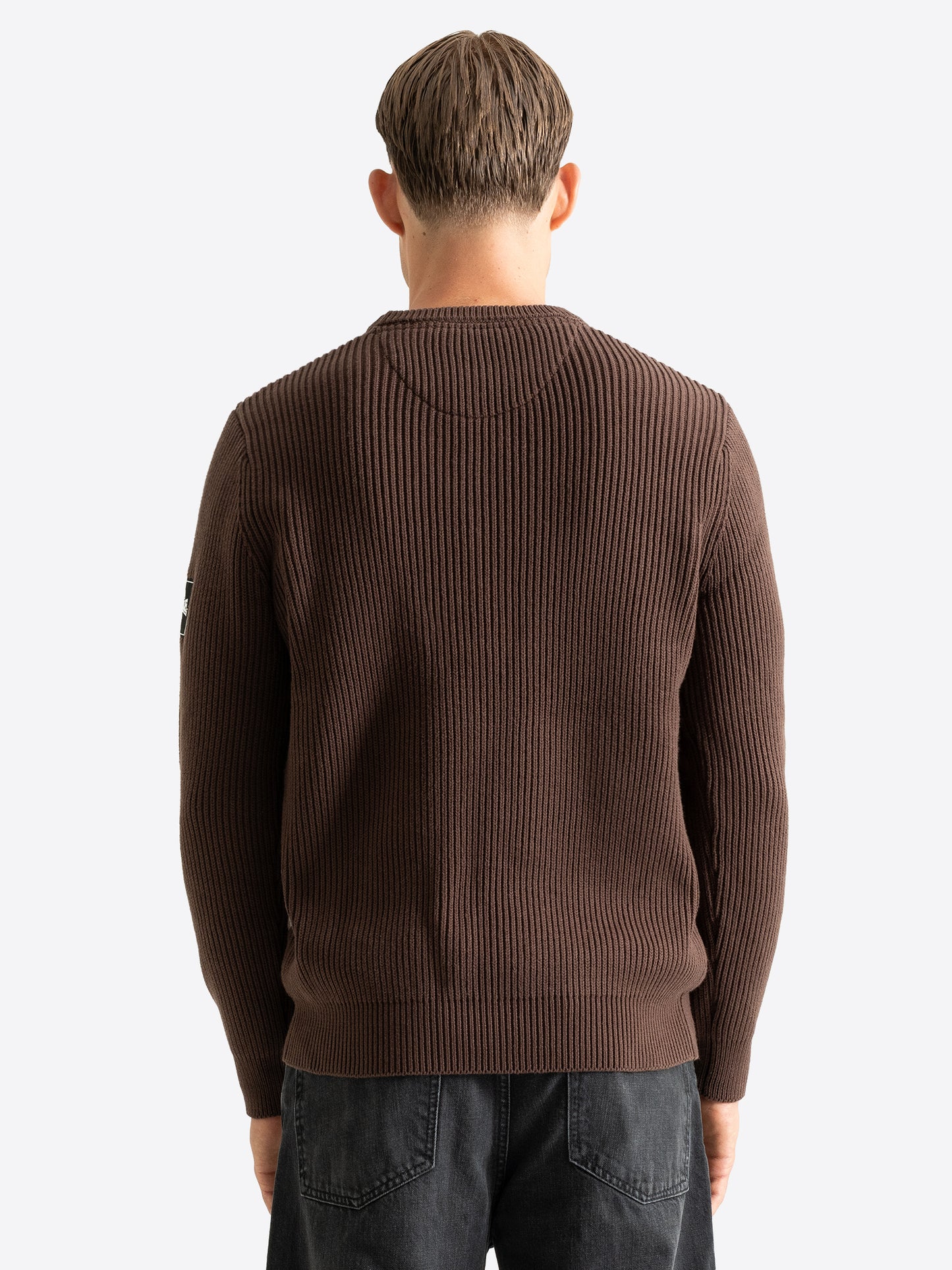 Rückansicht des braunen Herren-Strickpullovers in Regular Fit mit Rundhalsausschnitt und Rippstrick-Struktur.