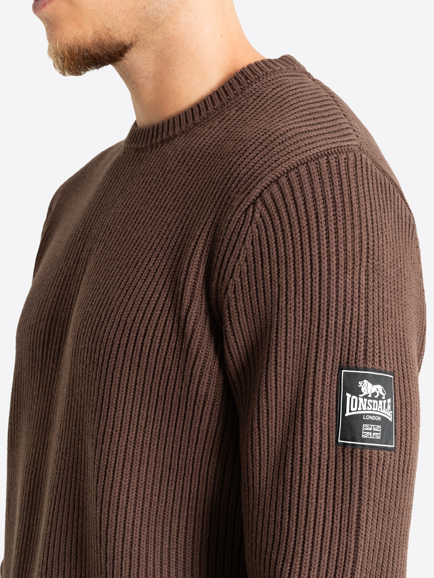 Lonsdale London Logo-Patch mit 3D-Gummidruck und Union Jack auf dem linken Ärmel des braunen Herren-Strickpullovers.