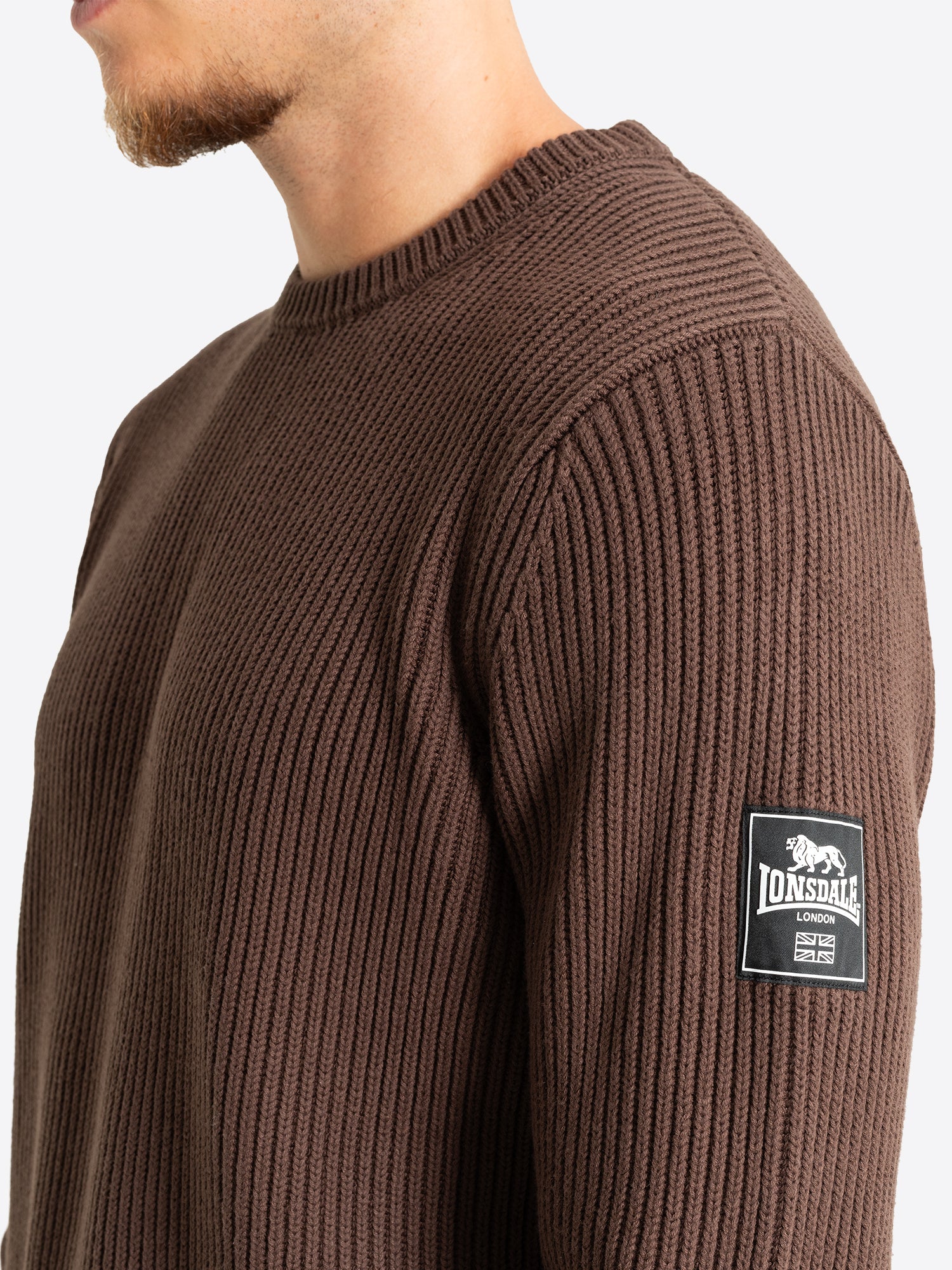 Lonsdale London Logo-Patch mit 3D-Gummidruck und Union Jack auf dem linken Ärmel des braunen Herren-Strickpullovers.