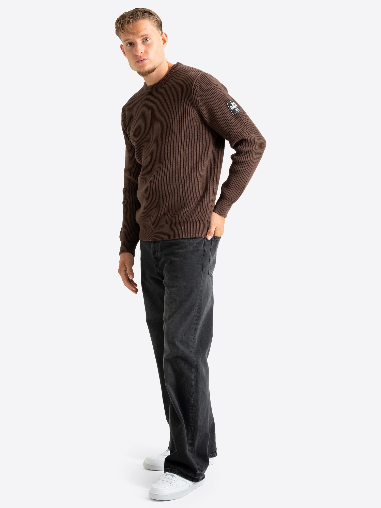 Brauner Herren-Strickpullover in Regular Fit mit Rundhalsausschnitt und 3D-Gummidruck-Patch am linken Ärmel.