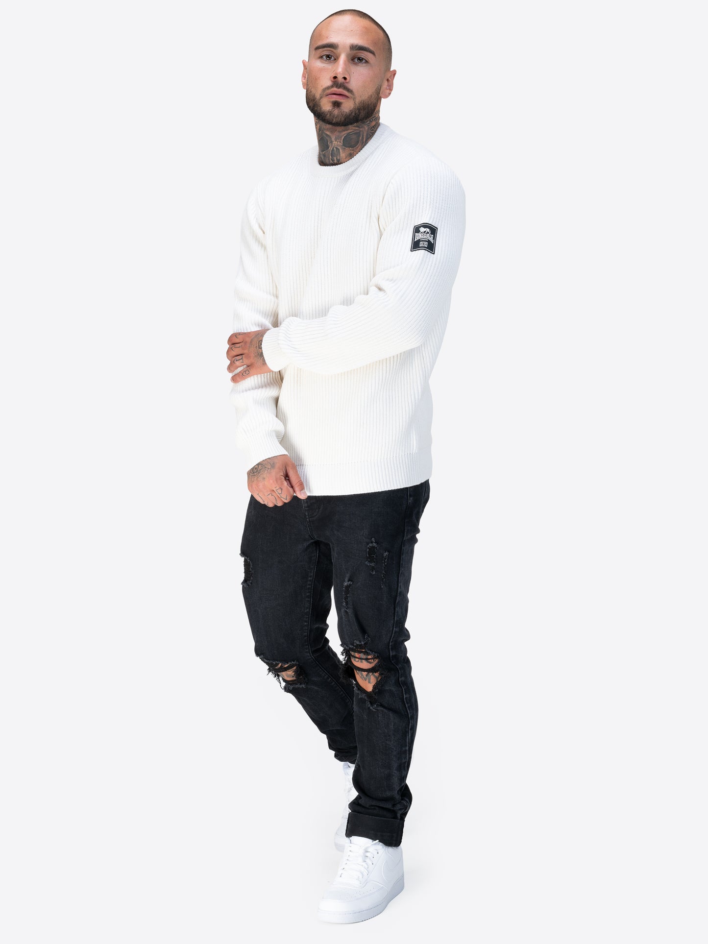 Lonsdale Herren Strickpullover Off White Rundhals mit 3D-Gummi-Patch auf dem linken Ärmel