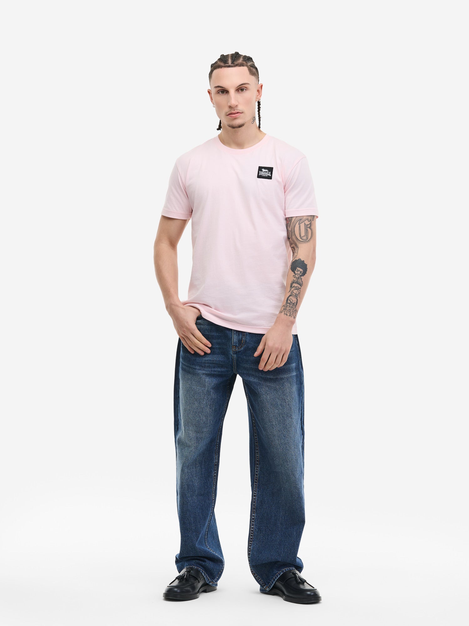 Pinkes Lonsdale Herren T-Shirt in normaler Passform mit Rippbündchen am Rundhalsausschnitt und kleinem, quadratischem Logo-Patch auf der linken Brust.