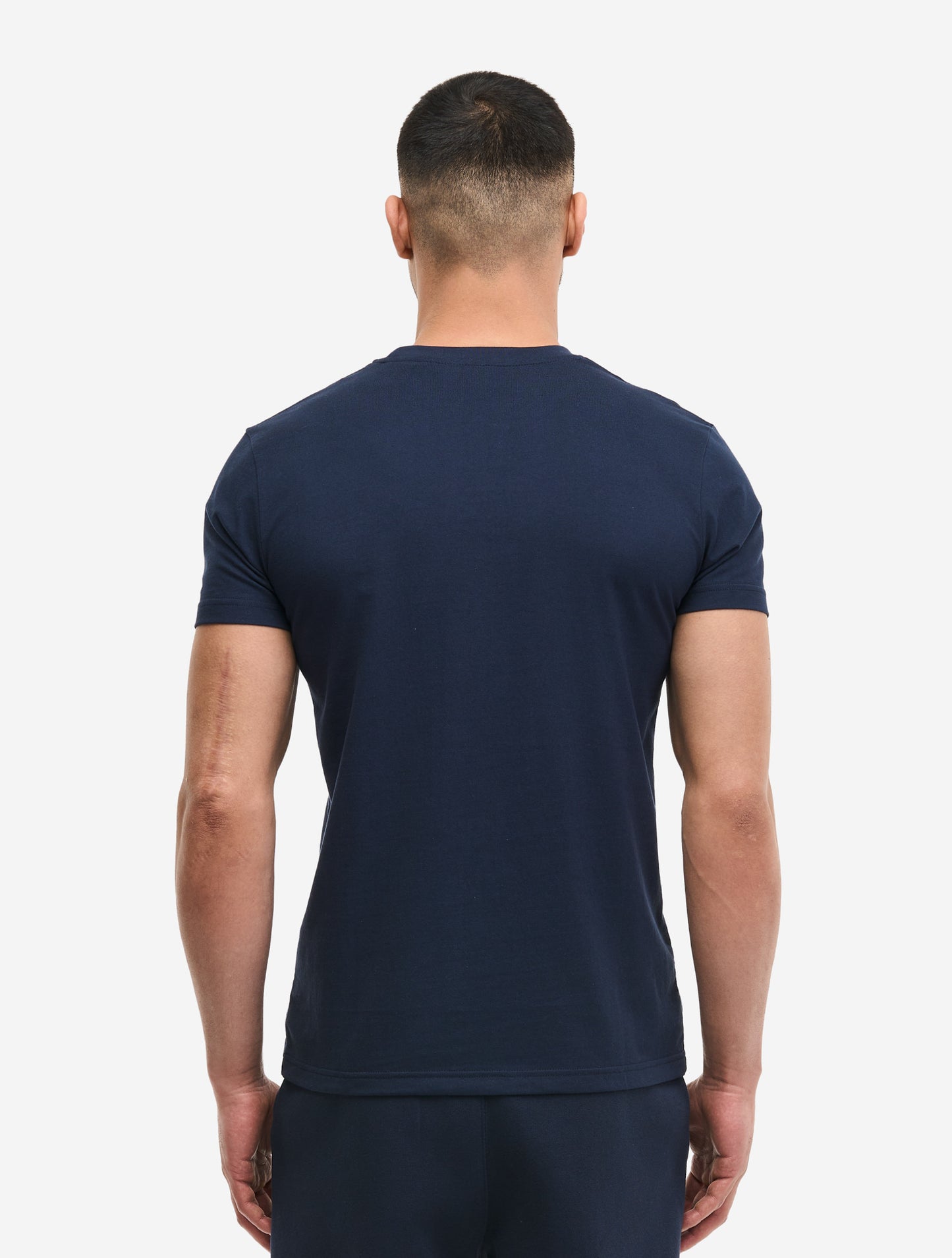 Rückseite des dunkelblauen Lonsdale T-Shirts, gerader Schnitt aus hochwertigem Jersey-Stoff für optimalen Tragekomfort.